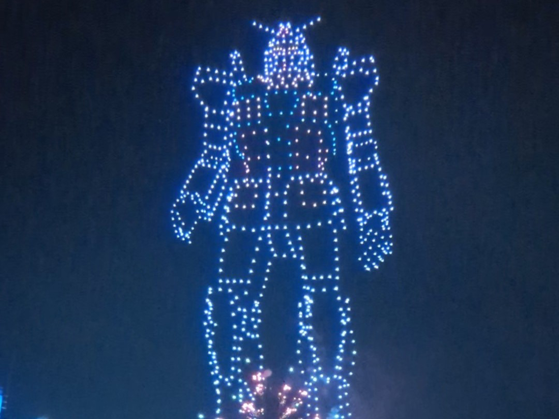 ドローンアートによるガンダムはこの後、動くガンダムと同じように動いて見せた