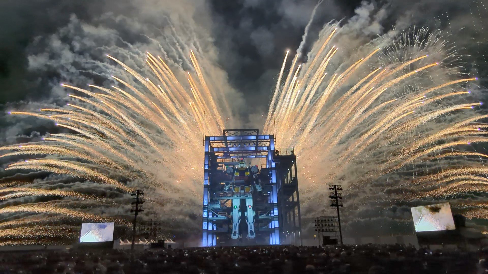 最後はガンダムのバックに大量の花火が派手に上がった