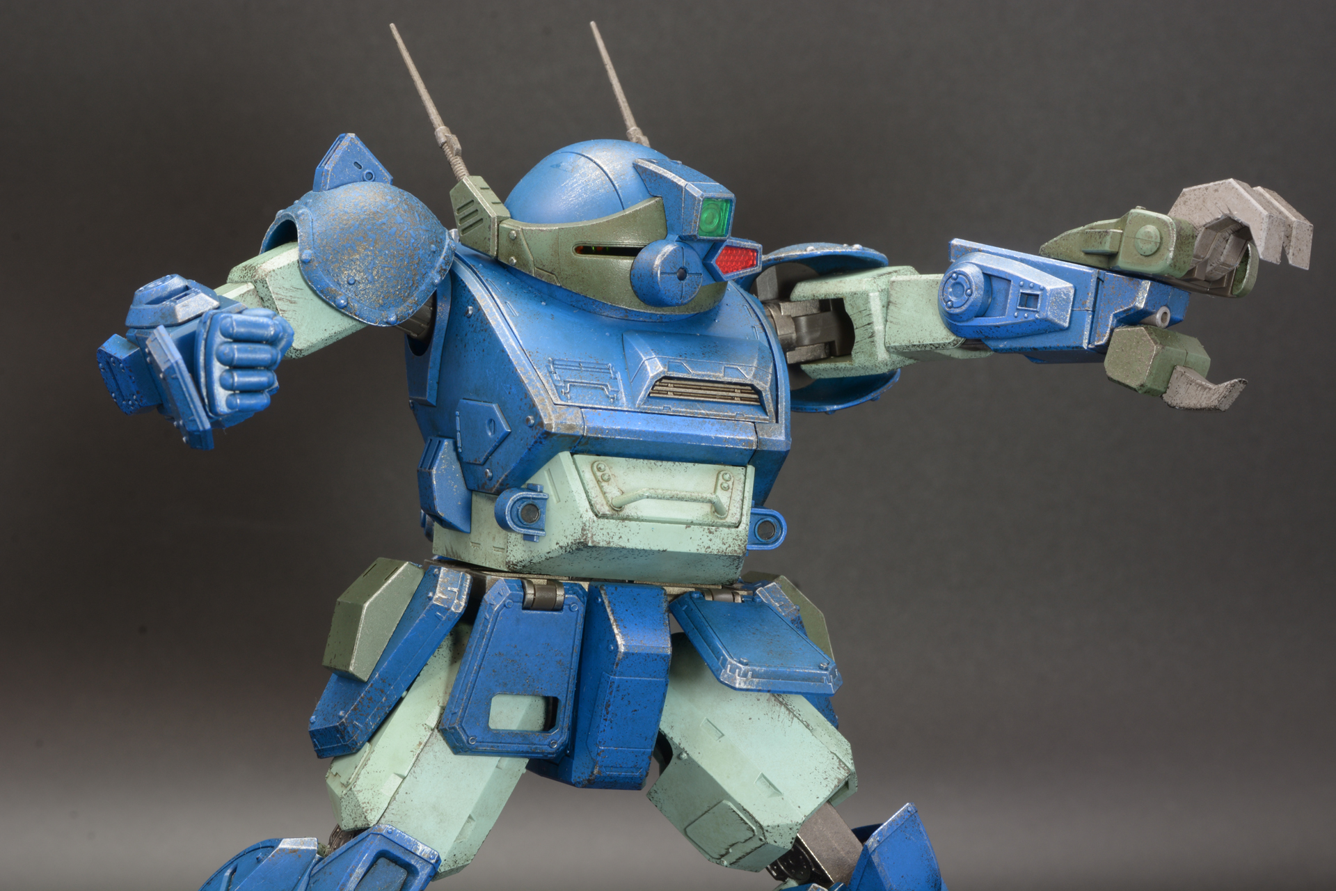 こちらは2023年11月25日に発売された「ロボ道 ラビドリードッグ」。汚し塗装などの処理や、関節の処理など「HI-METAL R スコープドッグ」とはテイストが異なる。今回、この機会に併せて紹介したい