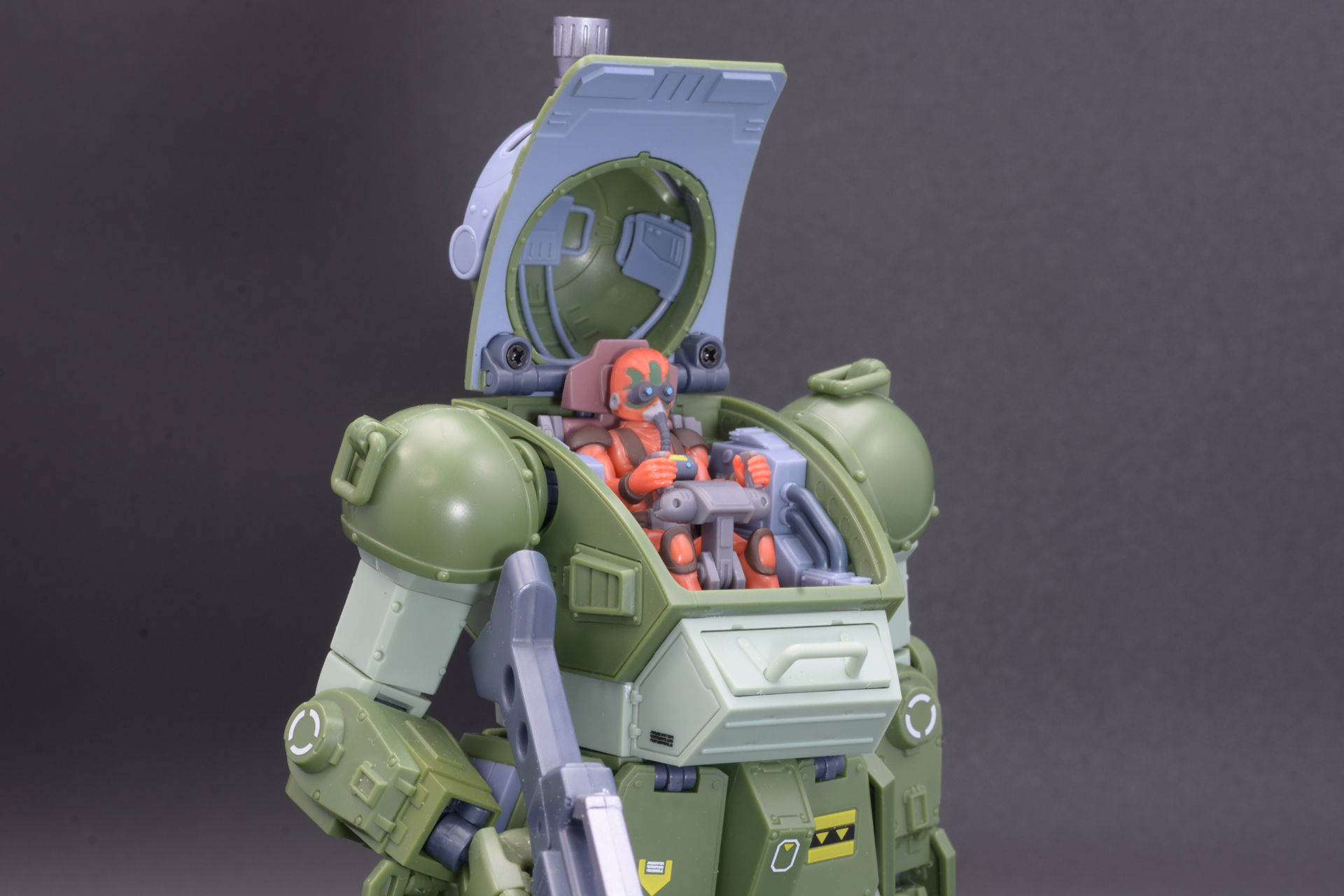 前面のハッチを開けるとコクピットに座るパイロットが現れる。ATはその設定上、胴体がまるまるコクピットとなっている