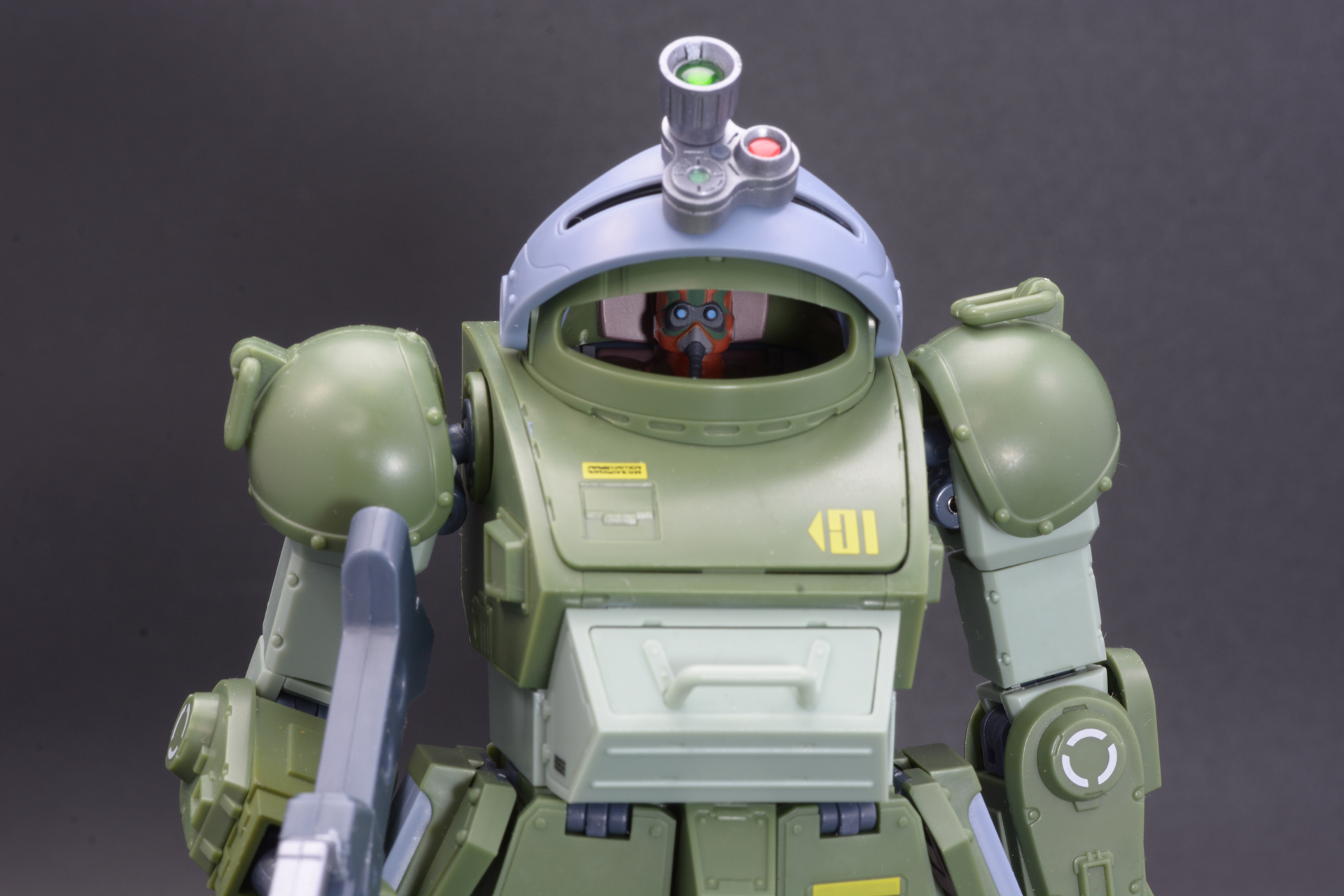 カメラが使えないときや、肉眼で外を確認したいときはバイザーを跳ね上げる