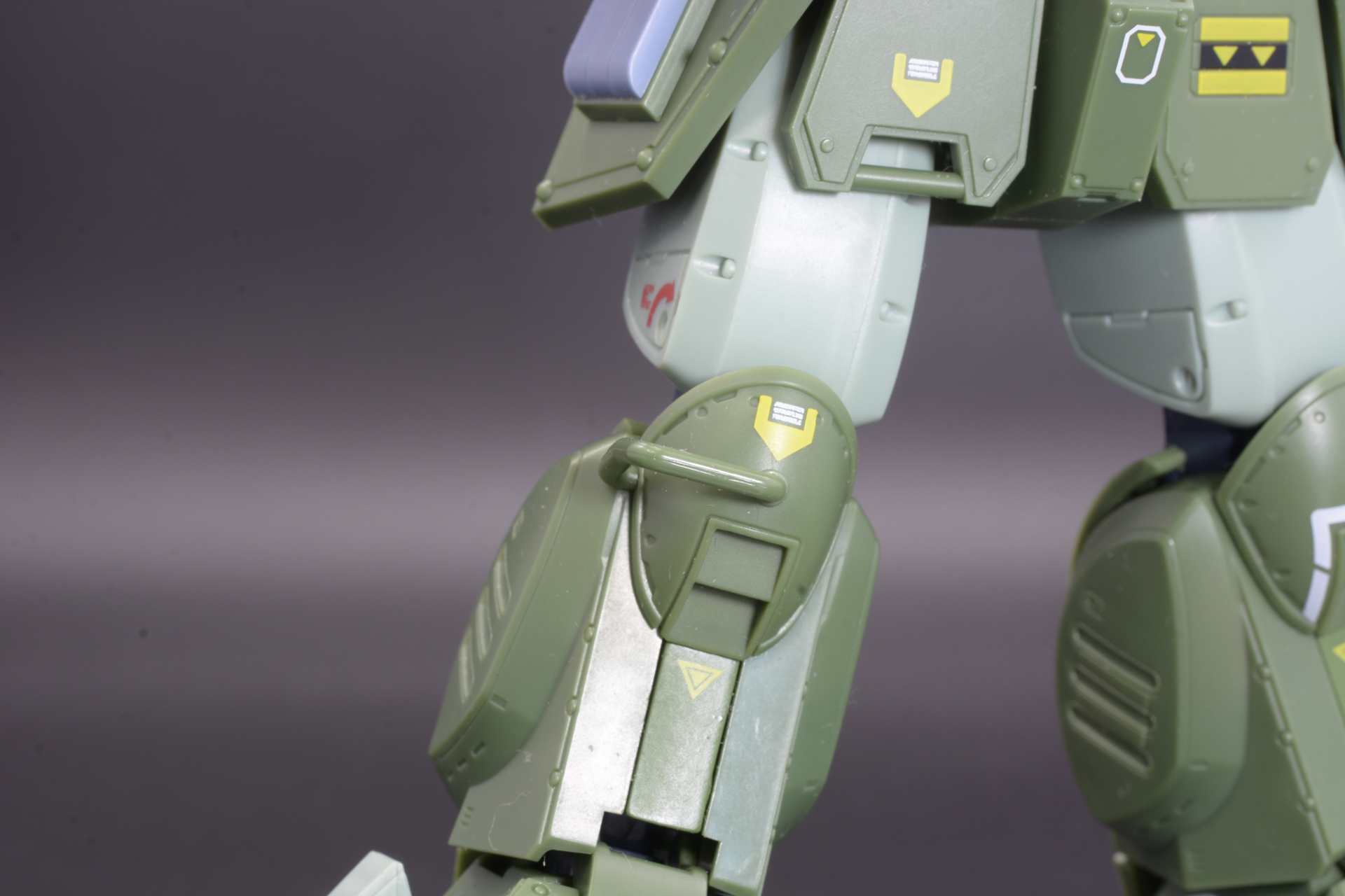 膝のバーと、装甲板の穴は立ったATに乗るための足掛かりになる