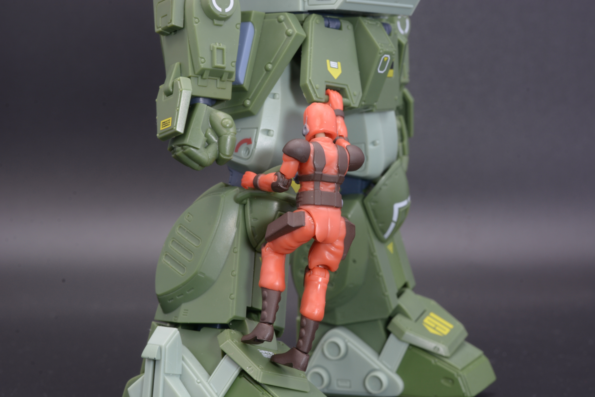 膝のバーと、装甲板の穴は立ったATに乗るための足掛かりになる