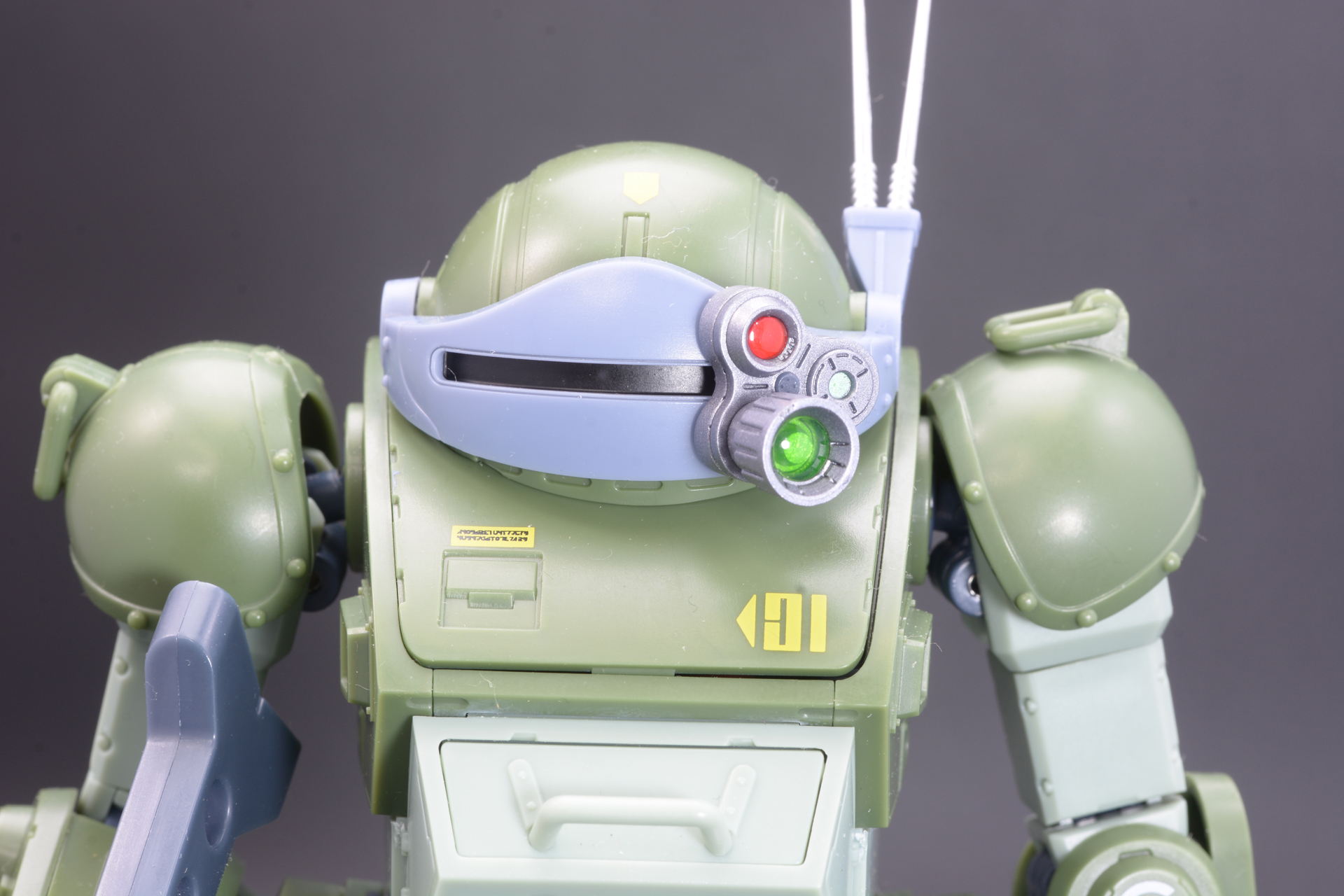 オープニングでも印象的なレンズの切り替え。さらにレールに沿った横可動も可能