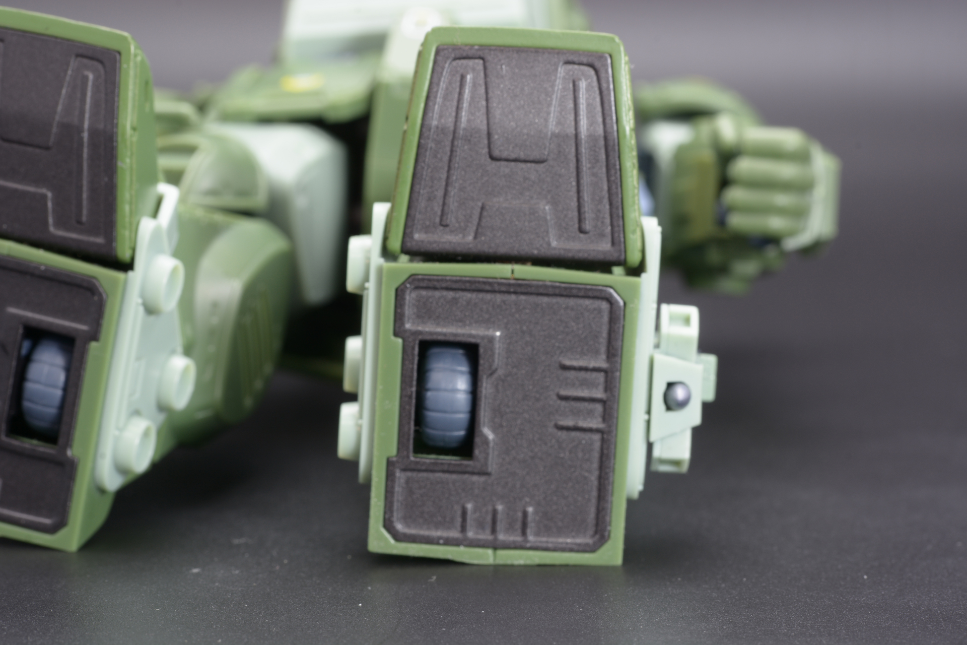 足裏のグライディングホイールを回転させ、滑走ができる