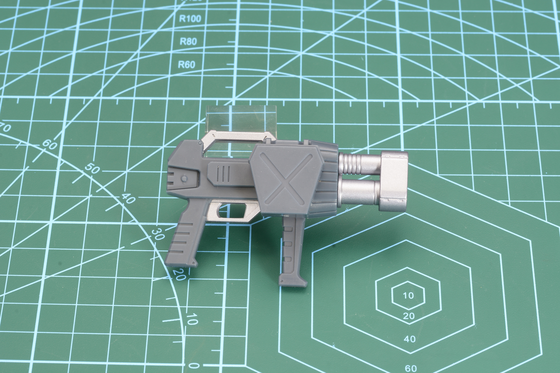 バレルを交換、ストックを外して「GAT-22Cヘビーマシンガン改」にできる