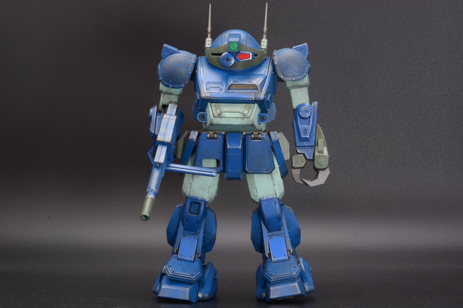 three zeroはアクションフィギュアブランド「ロボ道」の「ボトムズ」商品第一弾としてラビドリードッグをチョイス。番組終盤に登場した最強機体をいきなり商品化したのだ