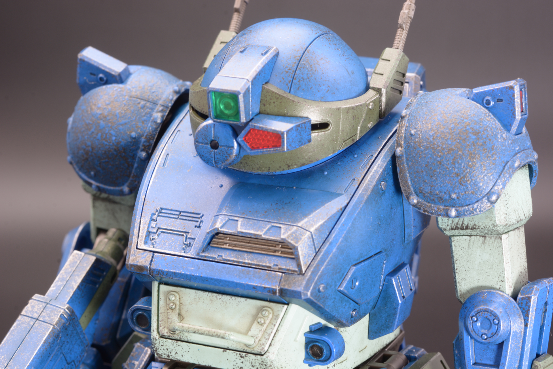 かなりきつめの汚し塗装をしている「ロボ道 ラビドリードッグ」。肩の装甲は金属製で、鋳鉄のような処理が面白い