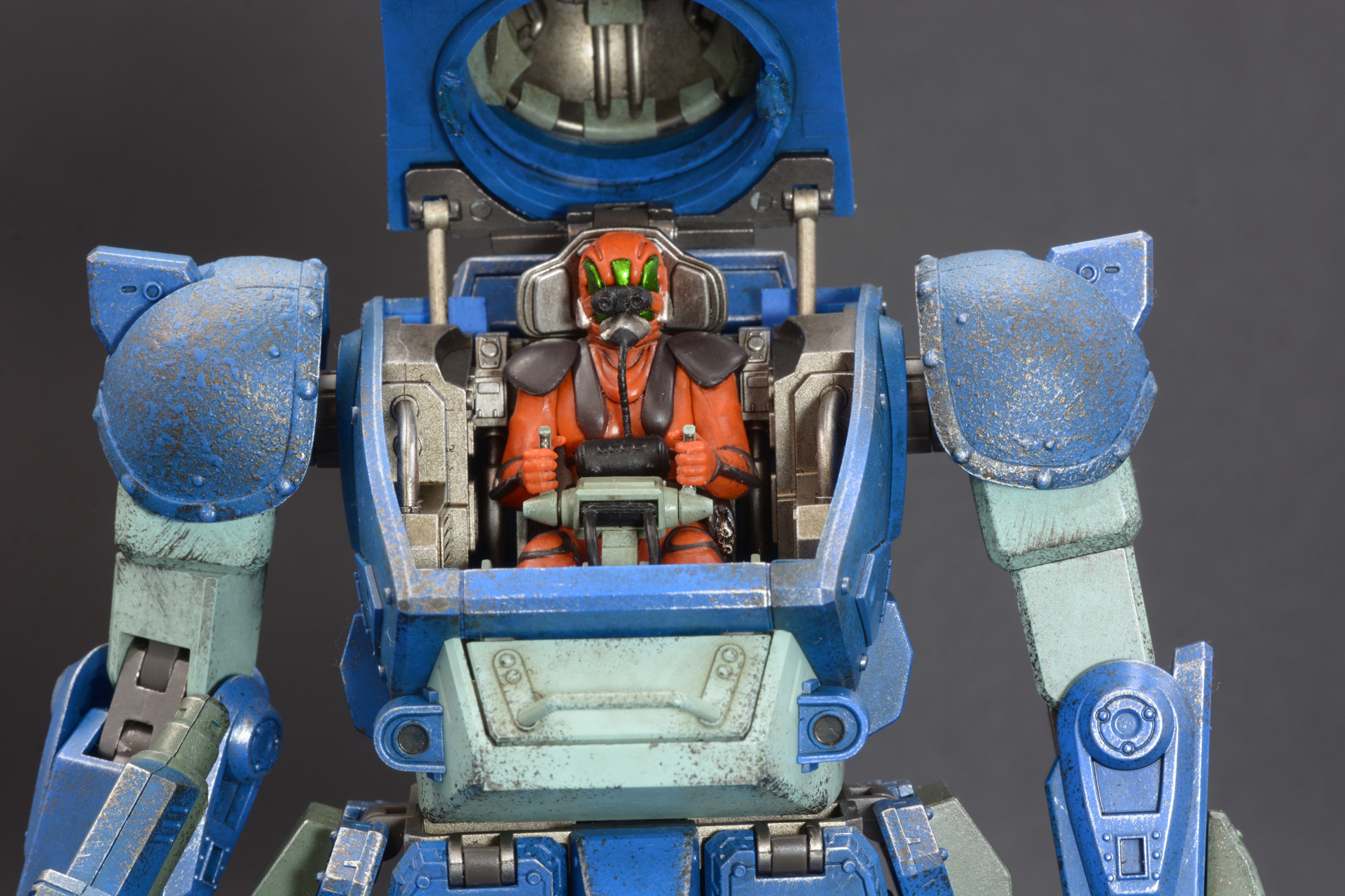 コクピットハッチ開閉と、コクピット表現。レバーを倒してフィギュアの取り外しも可能