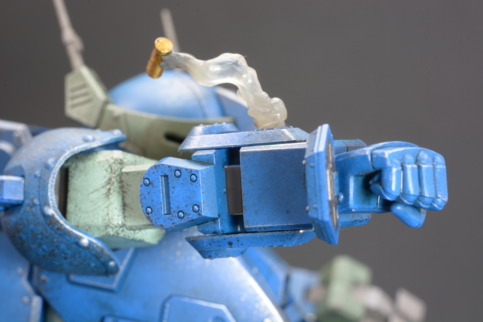 アームパンチ機構。薬莢と煙のエフェクトパーツが付属する