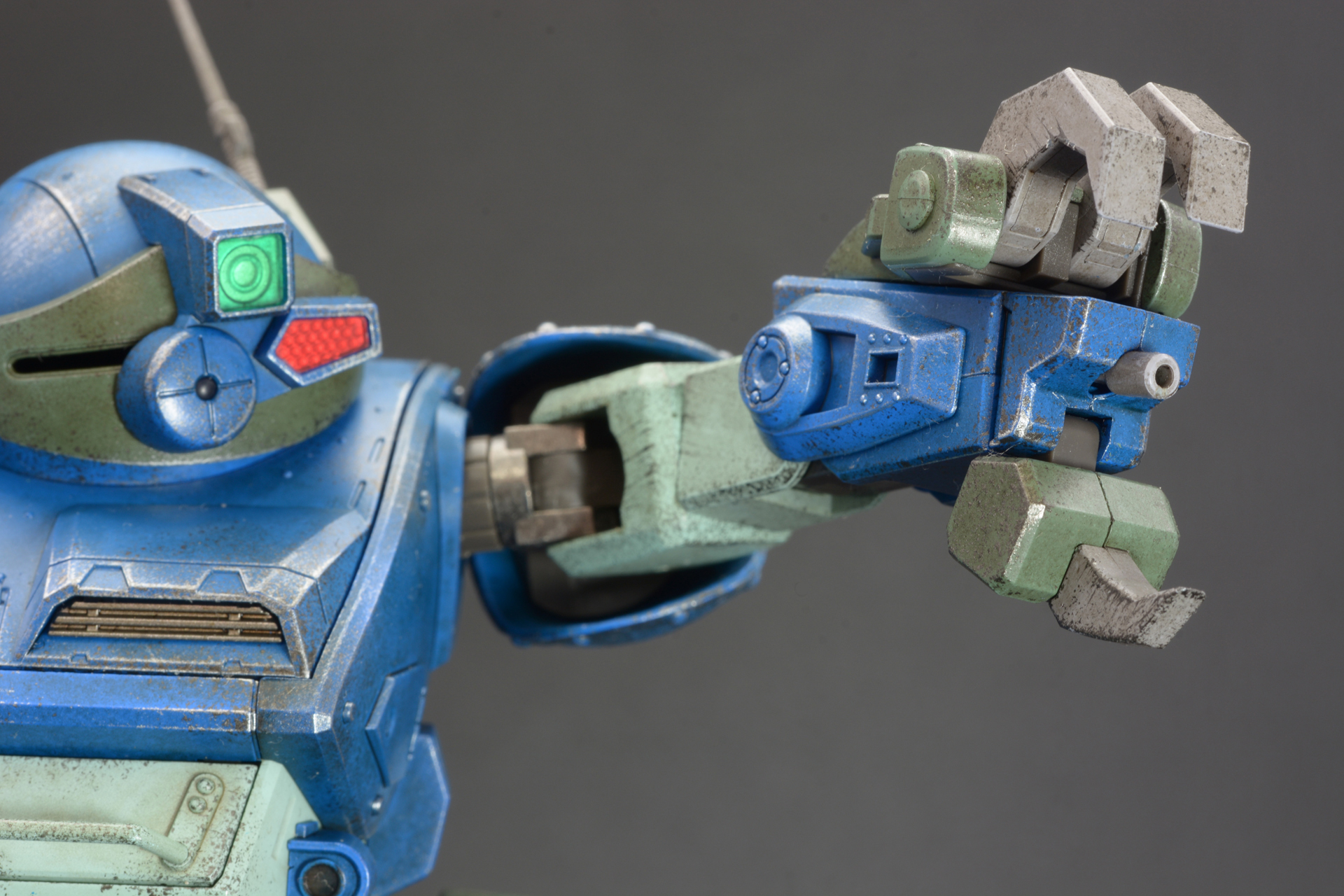 クローを展開し、機銃の銃身を伸ばす