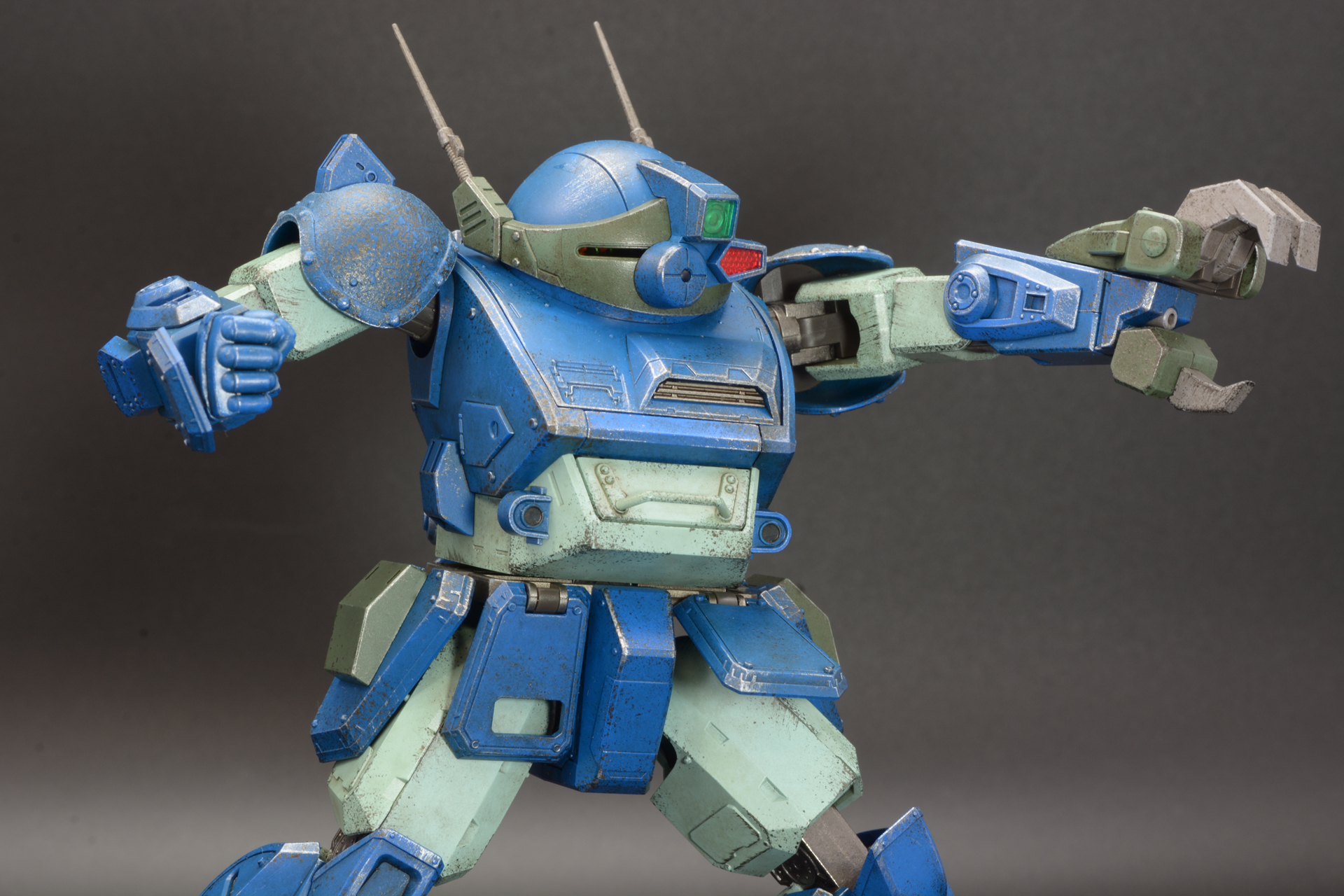 「ロボ道 ラビドリードッグ」も肩や腕の付け根の自由度が高いうえ、足の付け根の軸を下にずらすなどポージングの自由度を上げる工夫が多数盛り込まれている。どちらも最先端のボトムズフィギュアといえるだろう