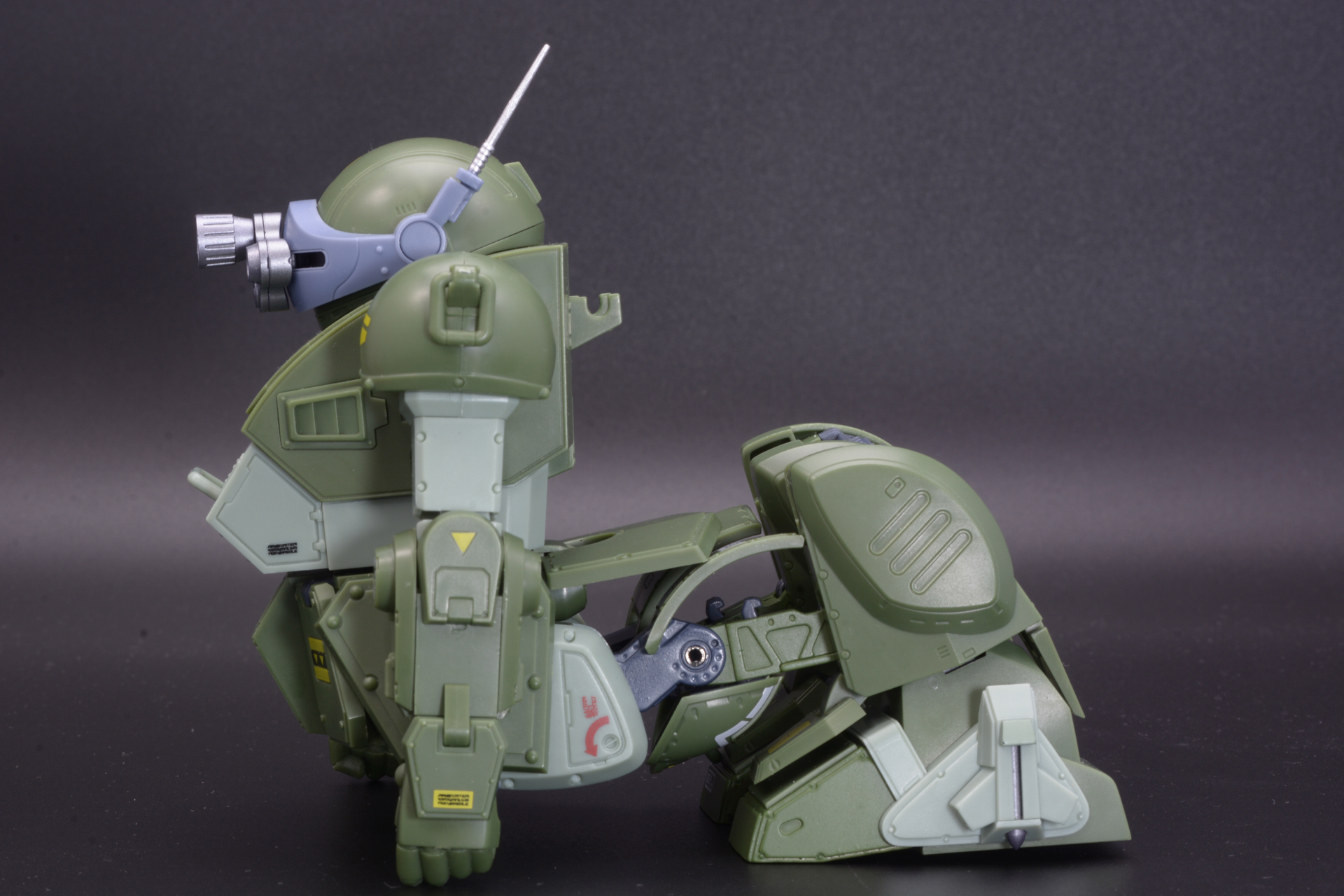 足の機構によりコクピットを地面に近づける降着機構