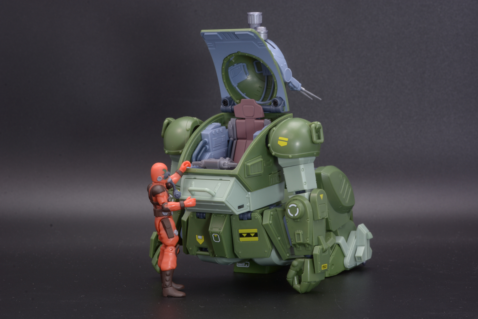 足の機構によりコクピットを地面に近づける降着機構