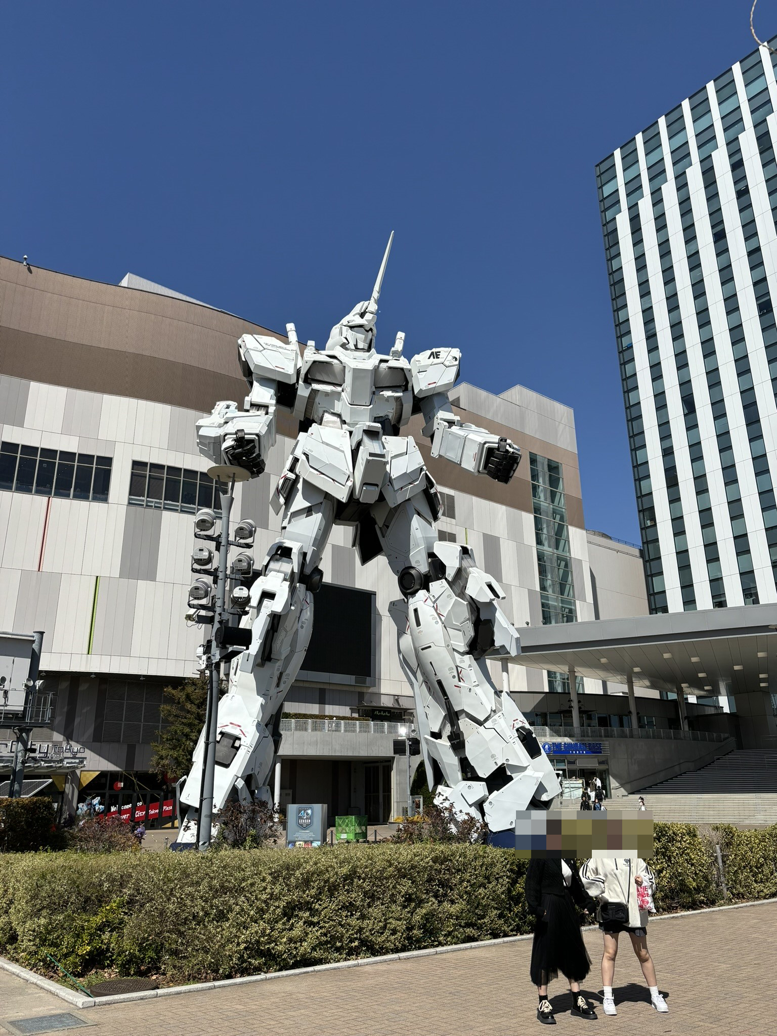 こちらはお台場にある「実物大ユニコーンガンダム立像」。サイズの違いがよりはっきりわかるだろう。こちらも記念写真で人気スポットだ
