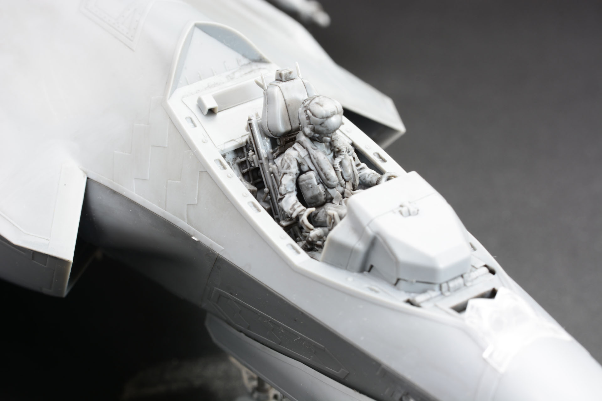 飛行機プラモデルや、オープントップの車両など詳細なコクピット描写もミリタリープラモデルの楽しさ。画像はタミヤ「1/48 ロッキード マーチンF-35A ライトニングII」