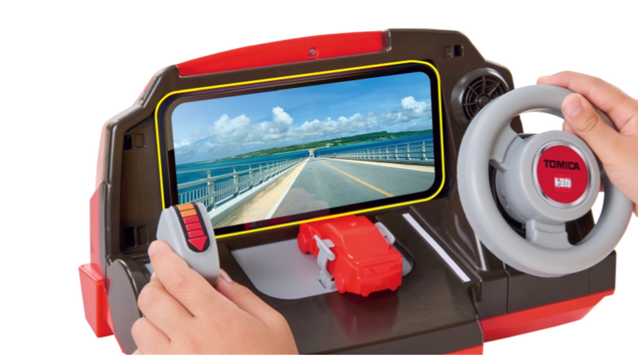 画面手前にスマートフォンをセットし、車載動画を見ながらドライブ気分