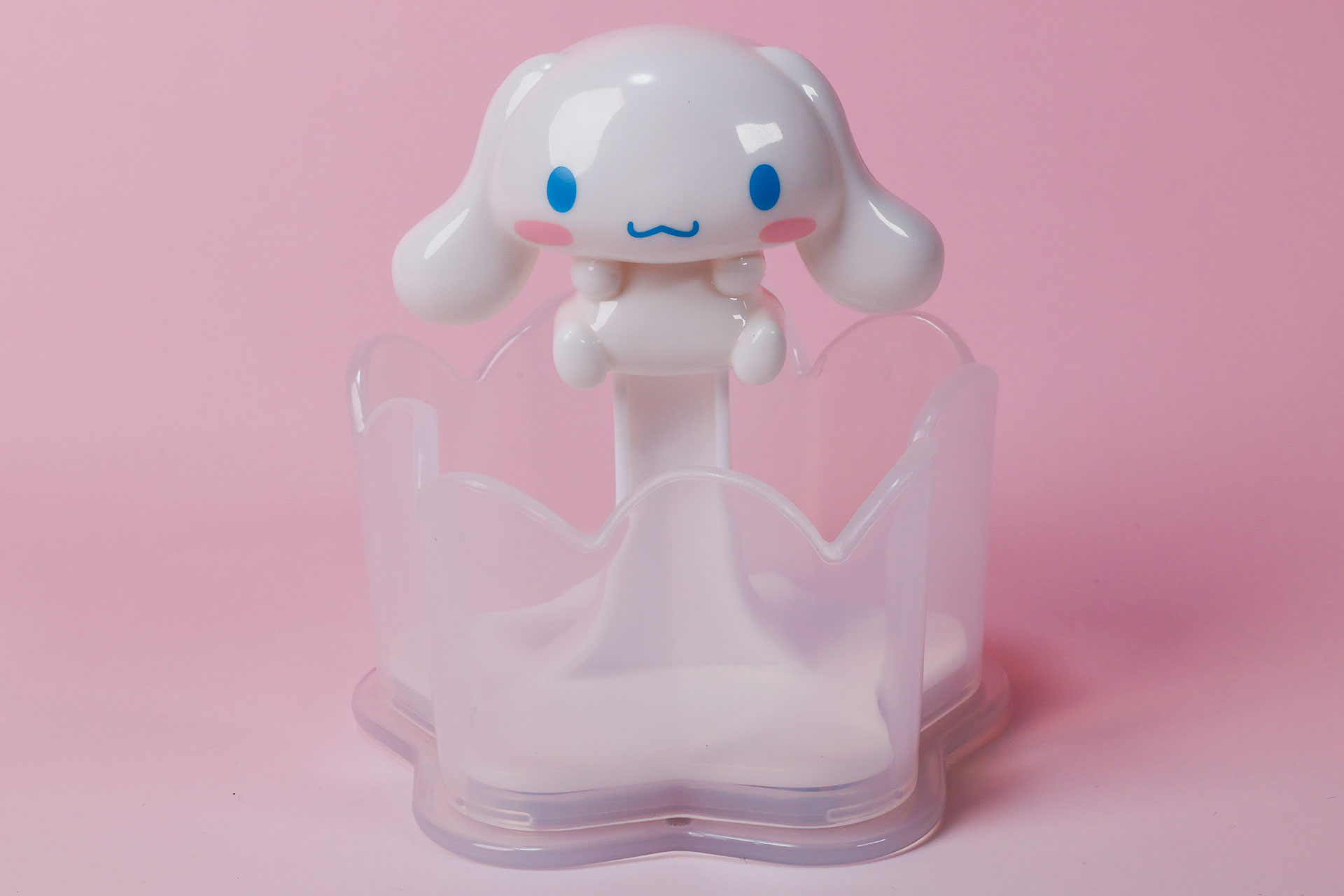 シナモンロールが宙に飛び出しているように見えるのは面白い