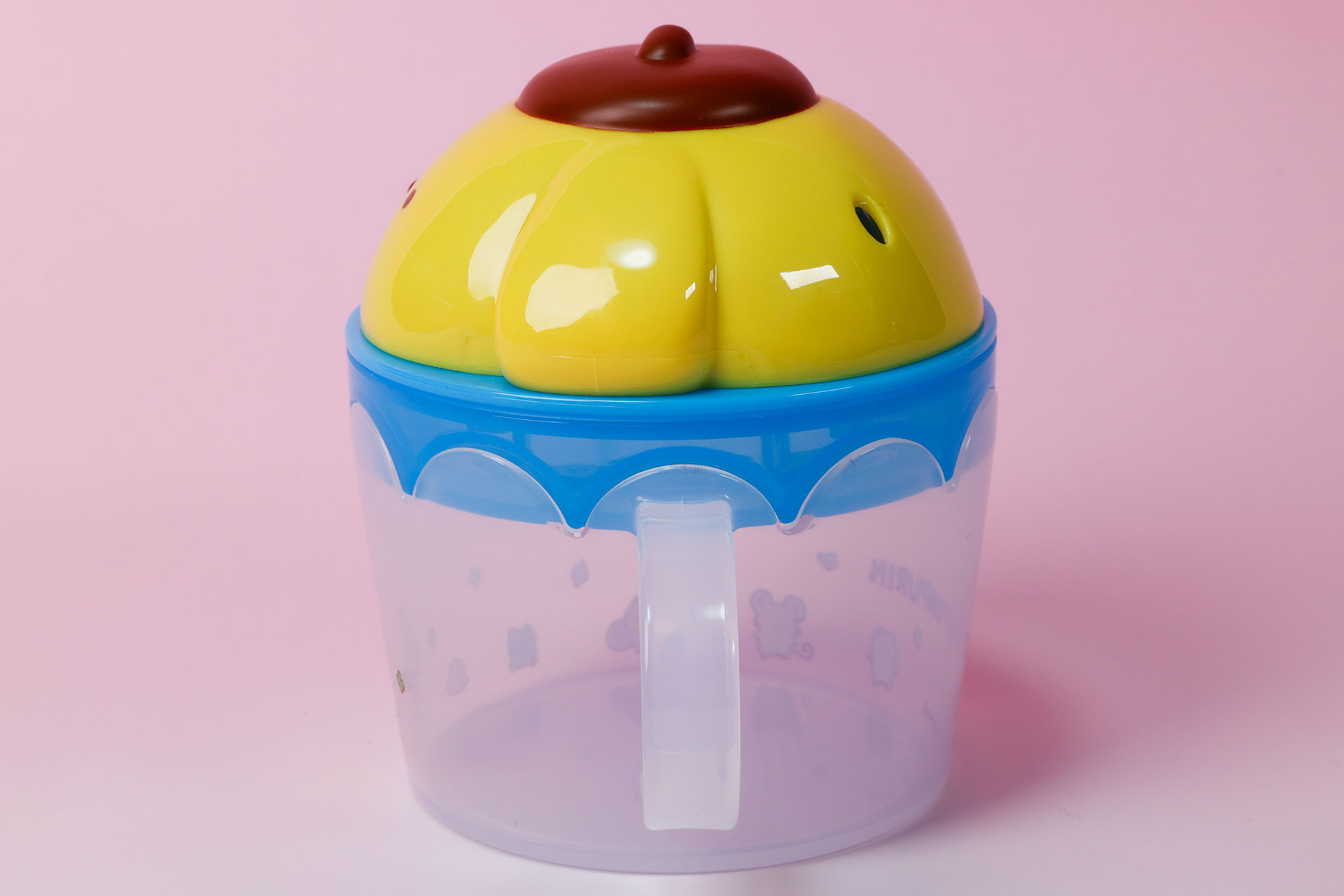 カップはそれほど多くの量が入れられるわけではないが、フルーツを搾る分にはちょうどいい