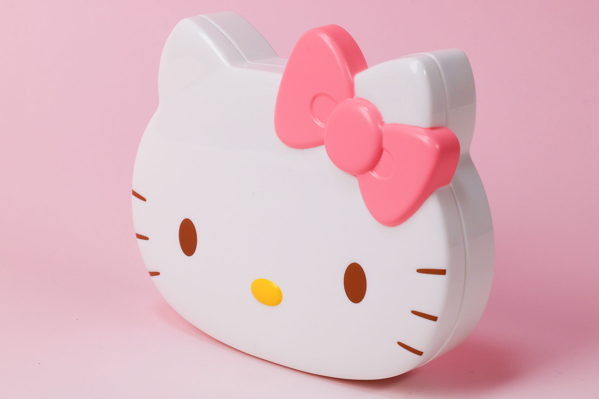 ハローキティの耳には、ピンク色のリボンが付けられている