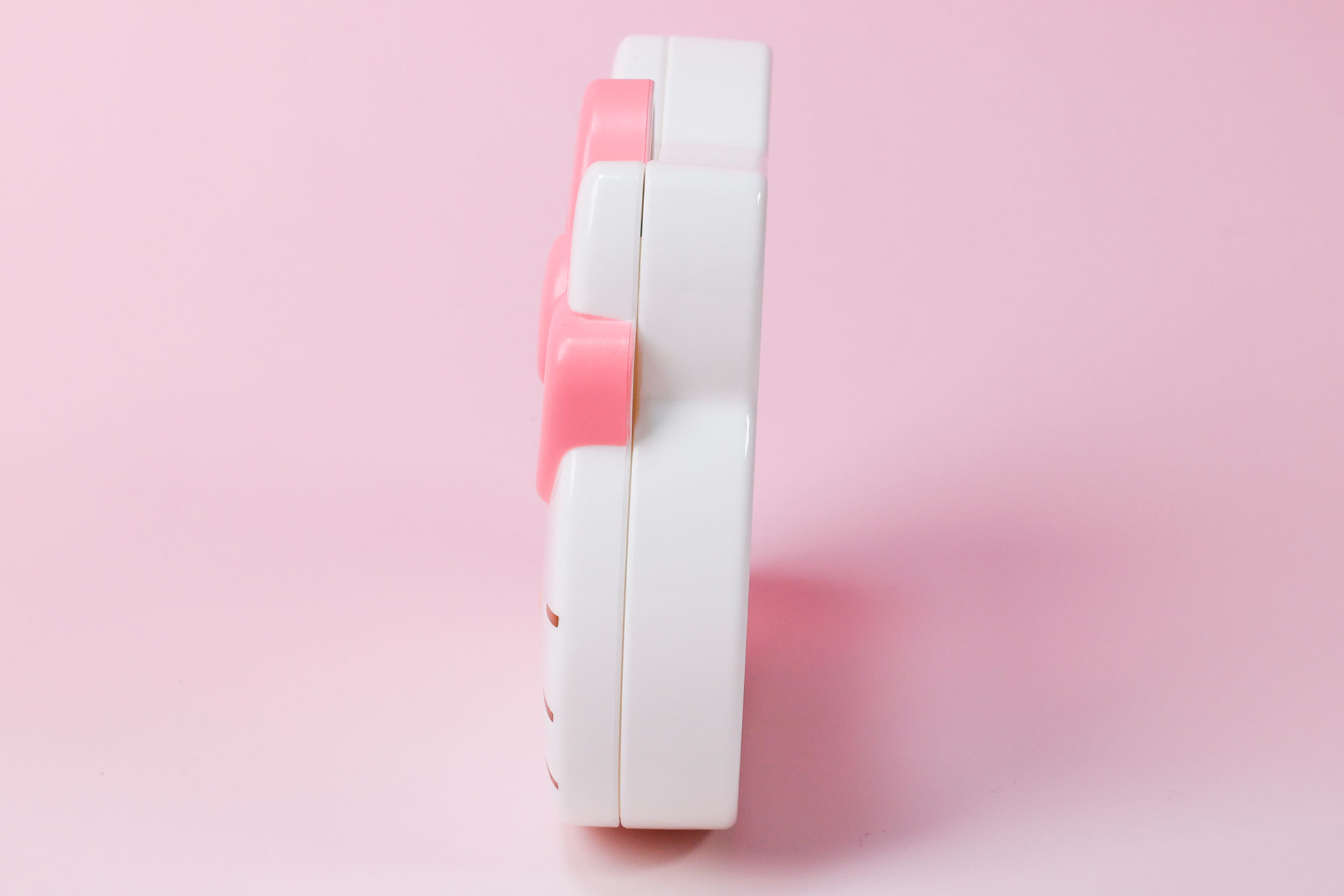 それほど厚みはなく、カバンなどにしまっておいても邪魔にならない