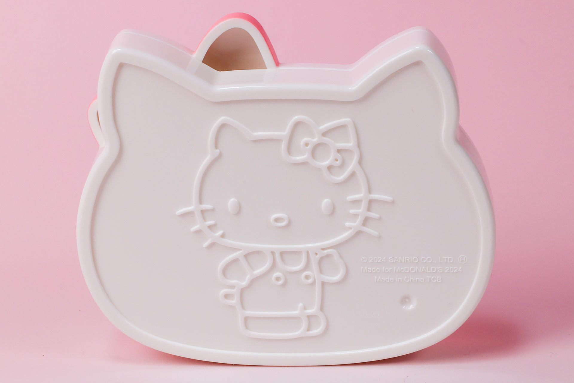 ケースの背面側にはハローキティが凹凸で描かれている