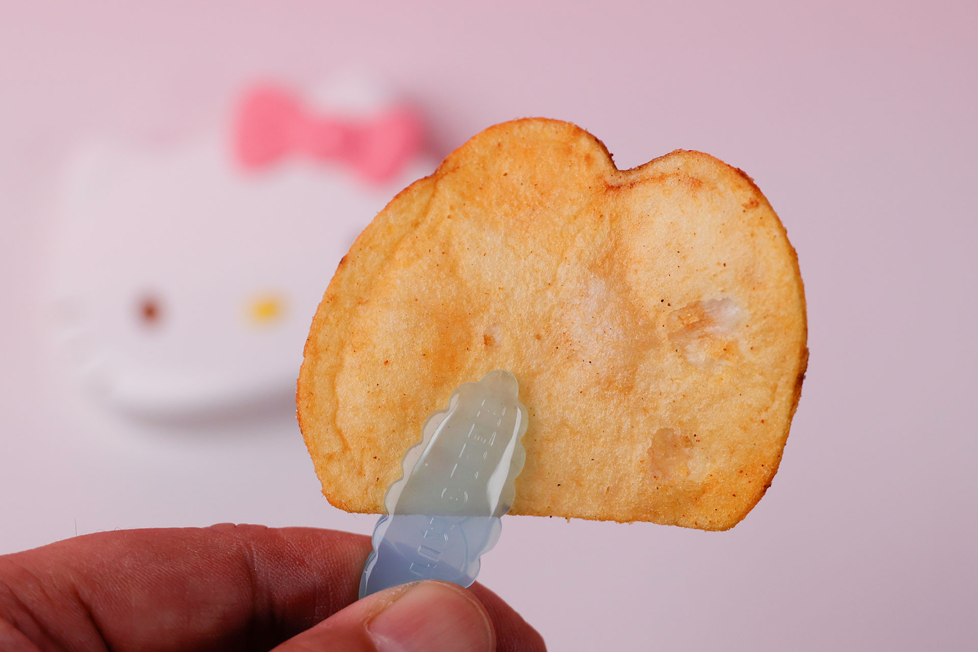 トングはポテトチップスを摘まむときにも大活躍！