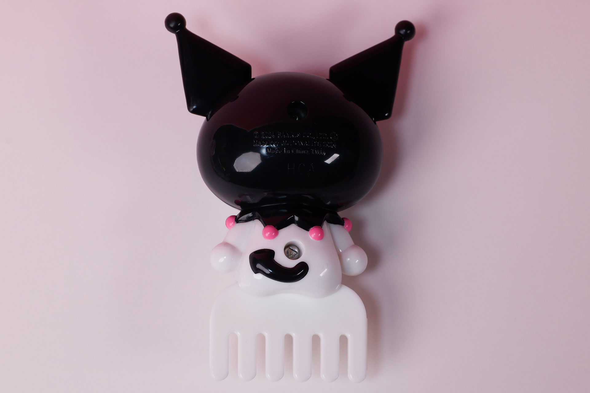 ヘアコームの裏側は、しっぽも含めて再現されている