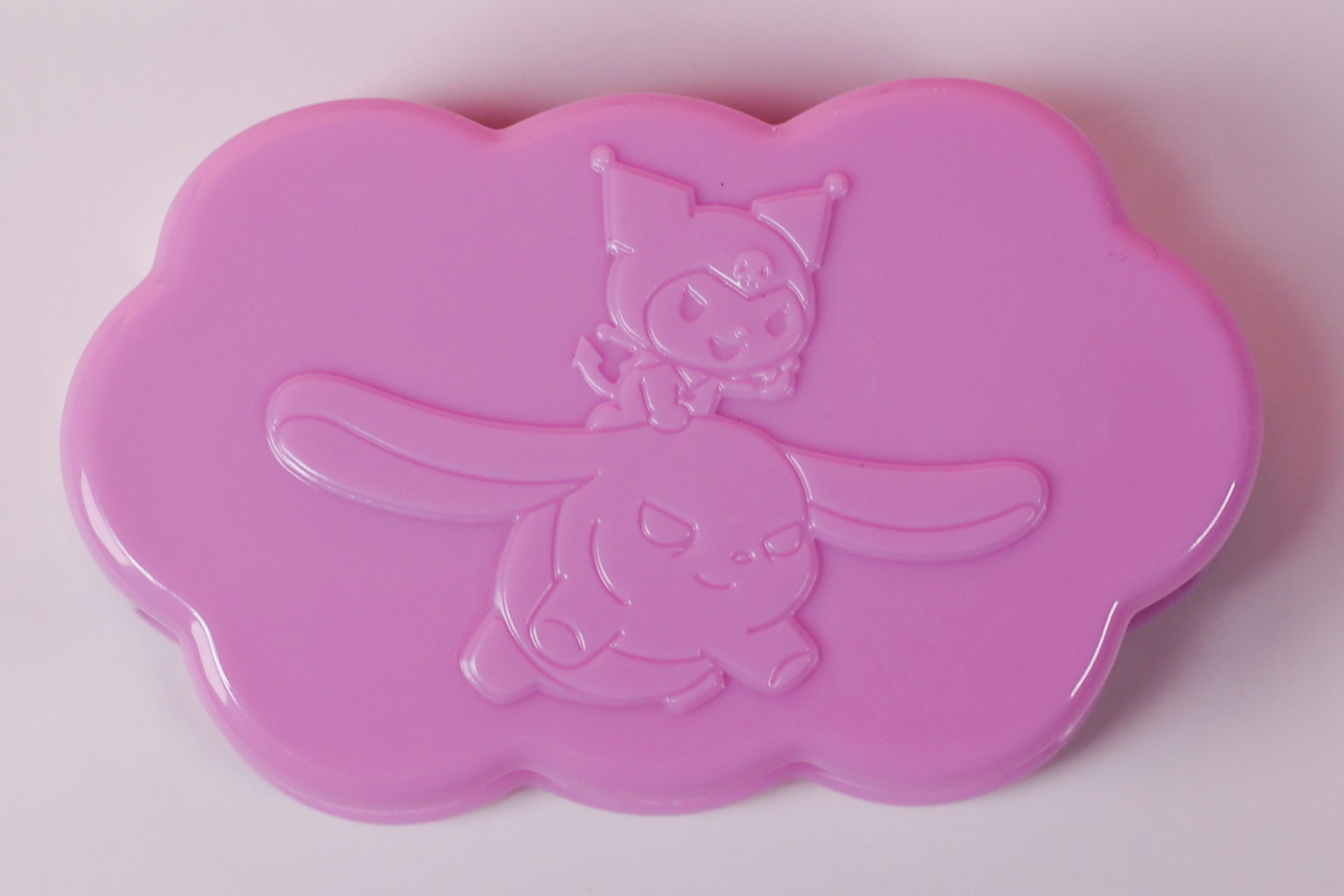 付属しているケースにもクロミのイラストが刻まれている