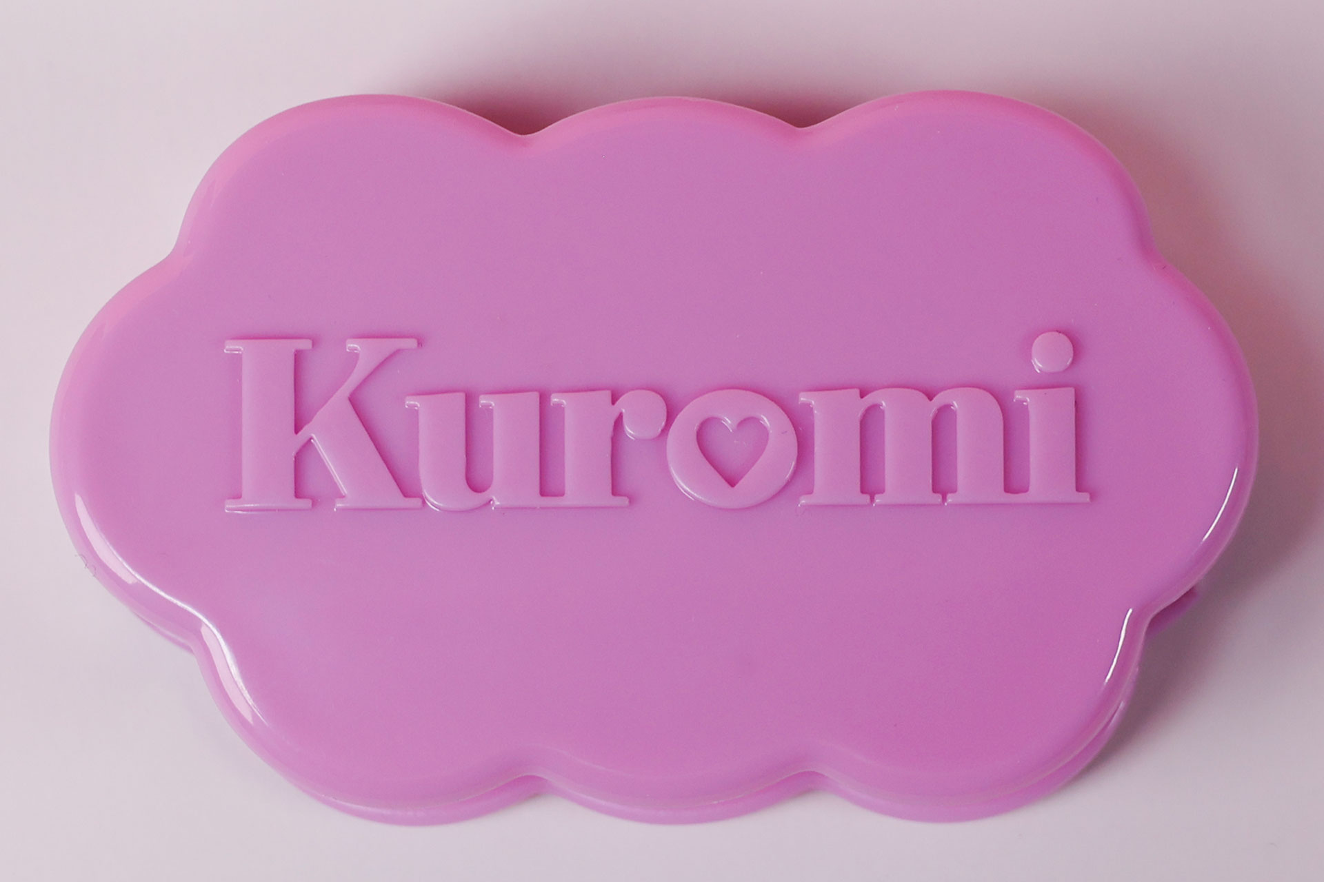 ケースの反対側には、クロミの名前が書かれている