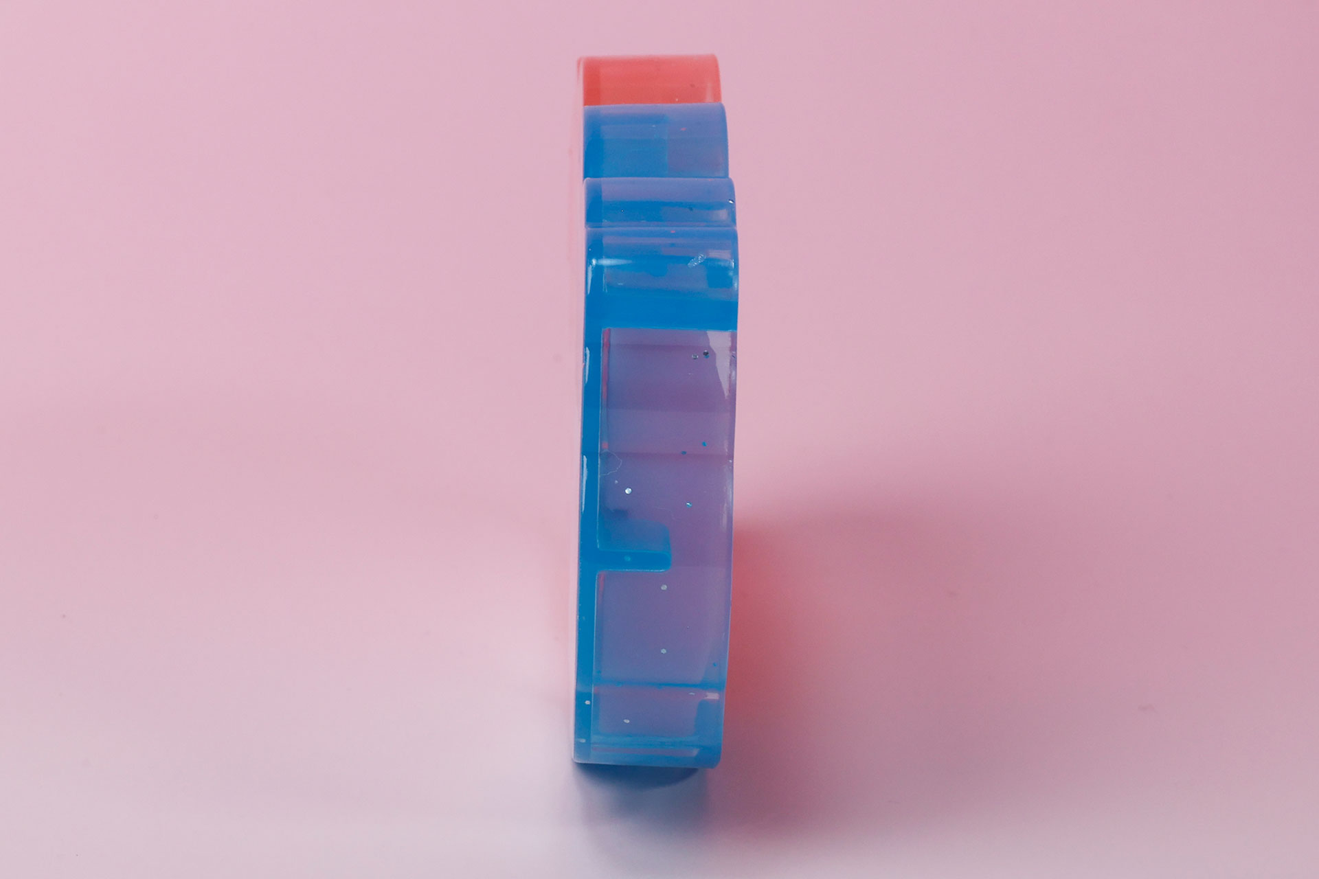 それほど厚みもなく、まさにコンパクトだ