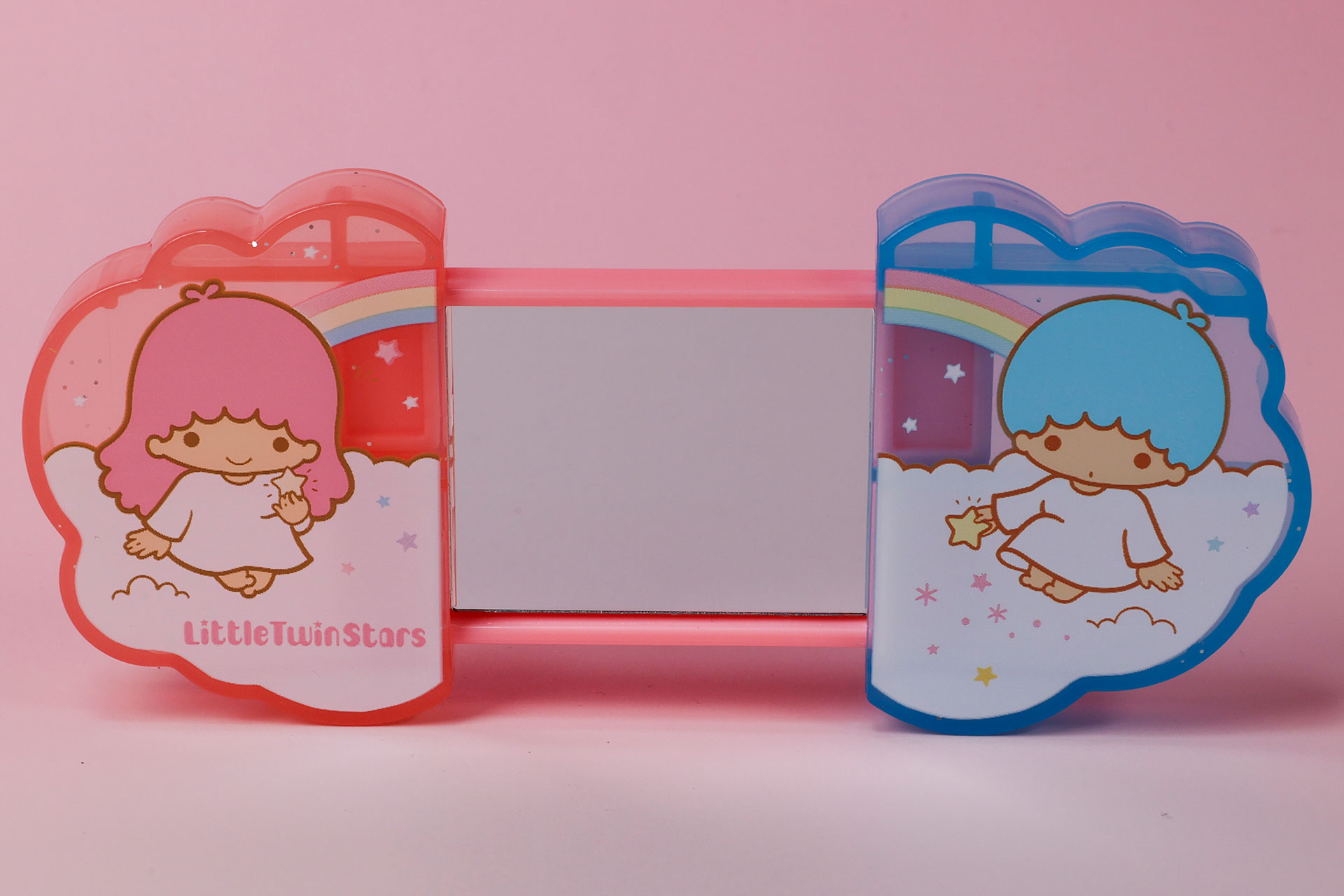 両端をスライドさせると鏡が現れる