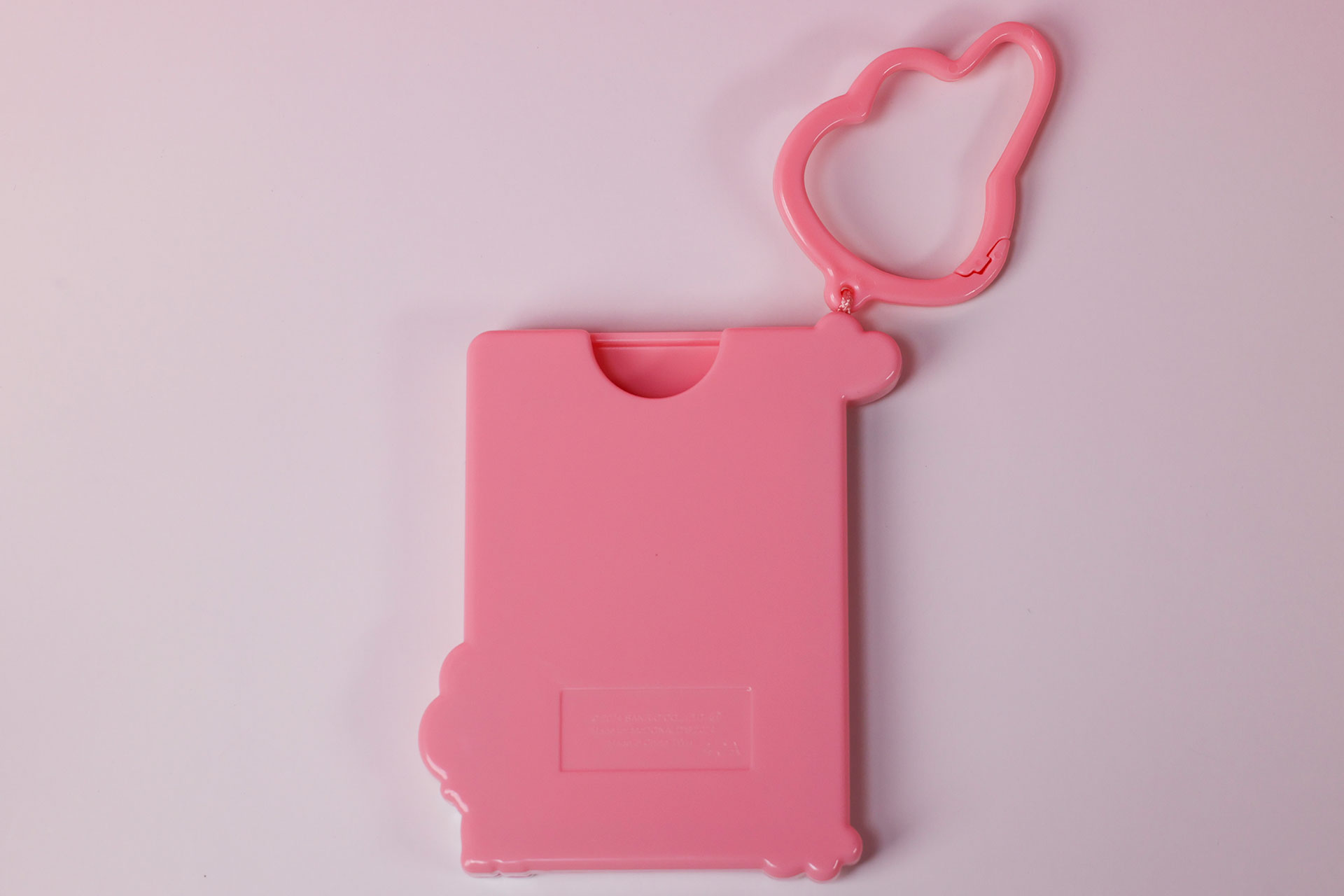 カードホルダーの裏面はスッキリとしている