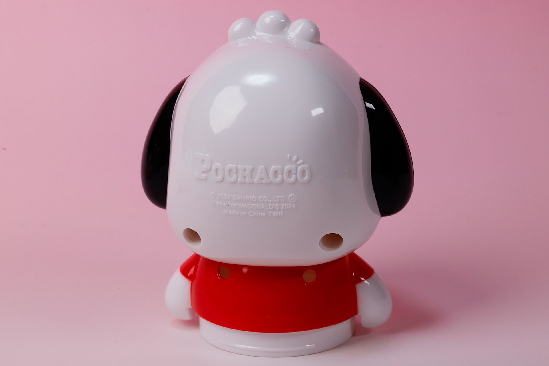 背面側の頭部には、ポチャッコの名前が刻まれている