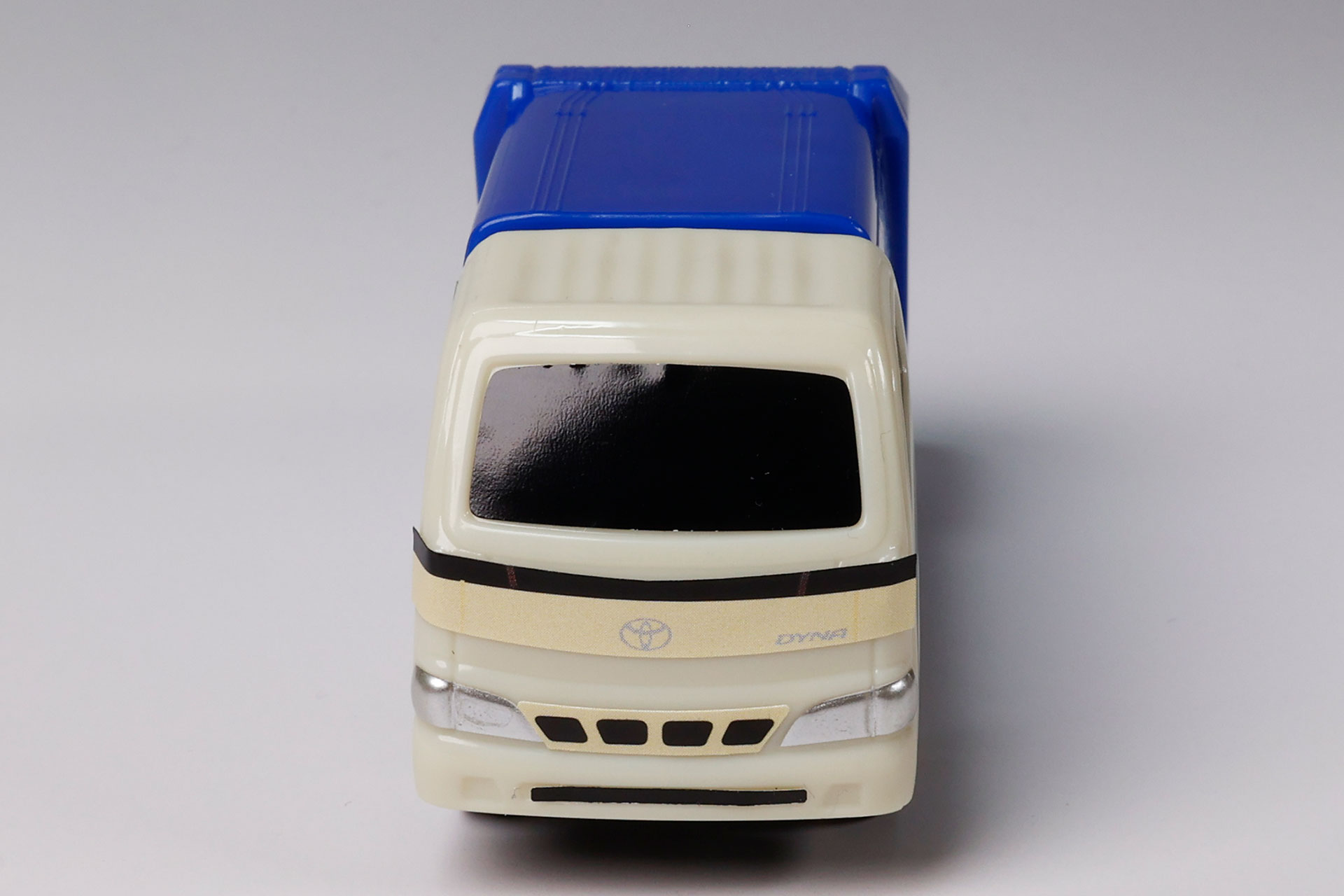 クリーム色と青のツートンカラーが働く車といったイメージに合っている