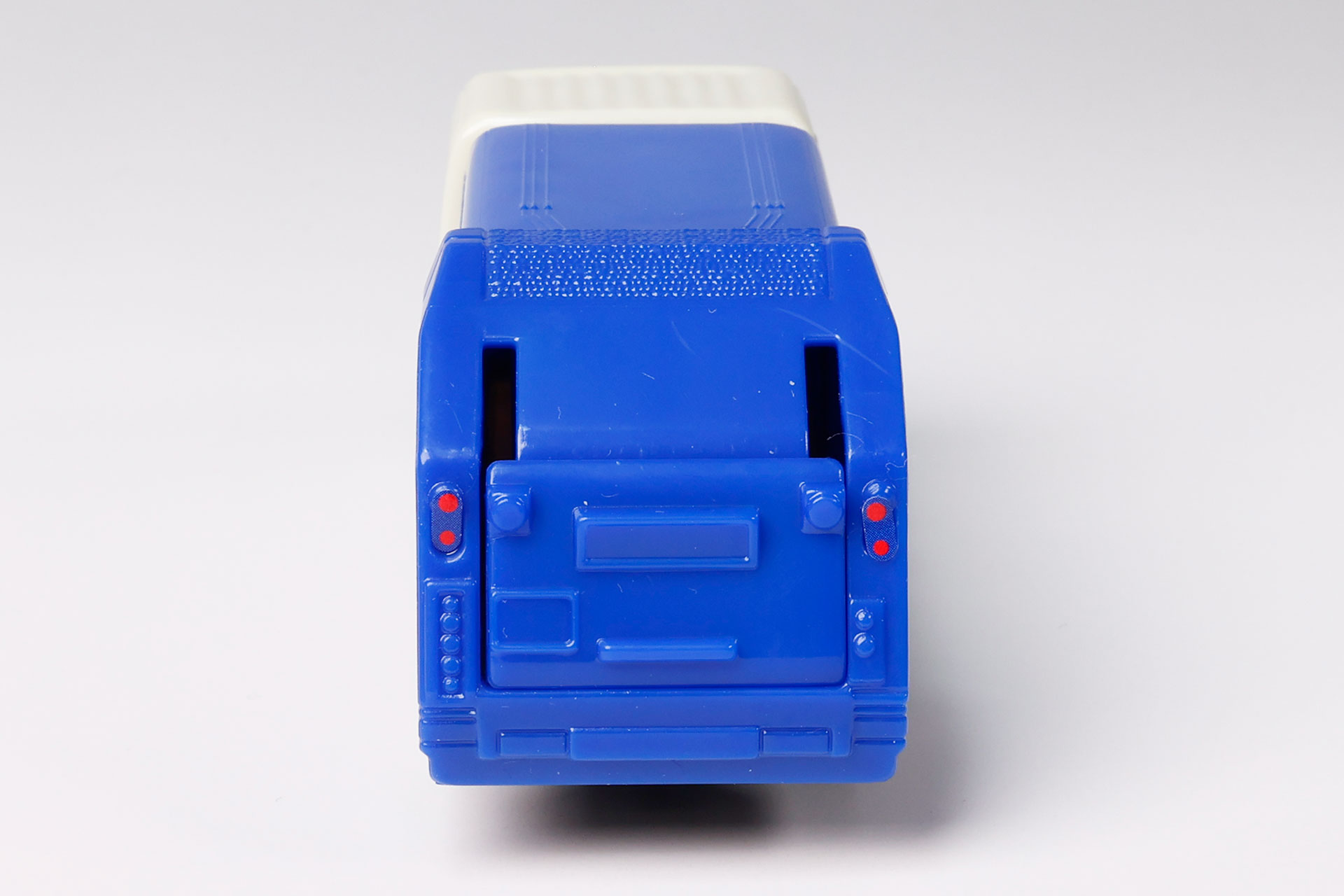 背面には扉が付けられている