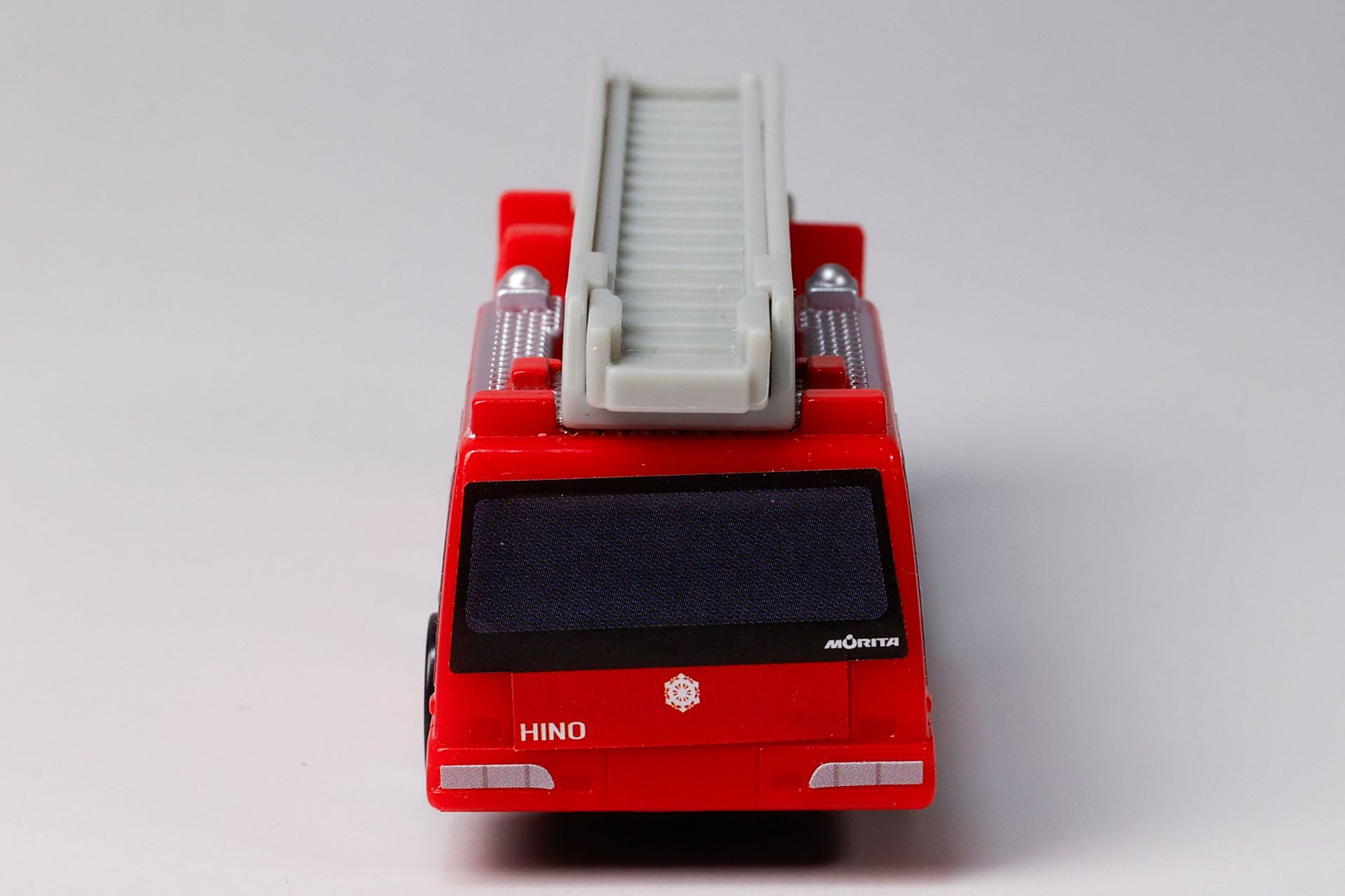 日野はしご付消防車を正面から見たところ