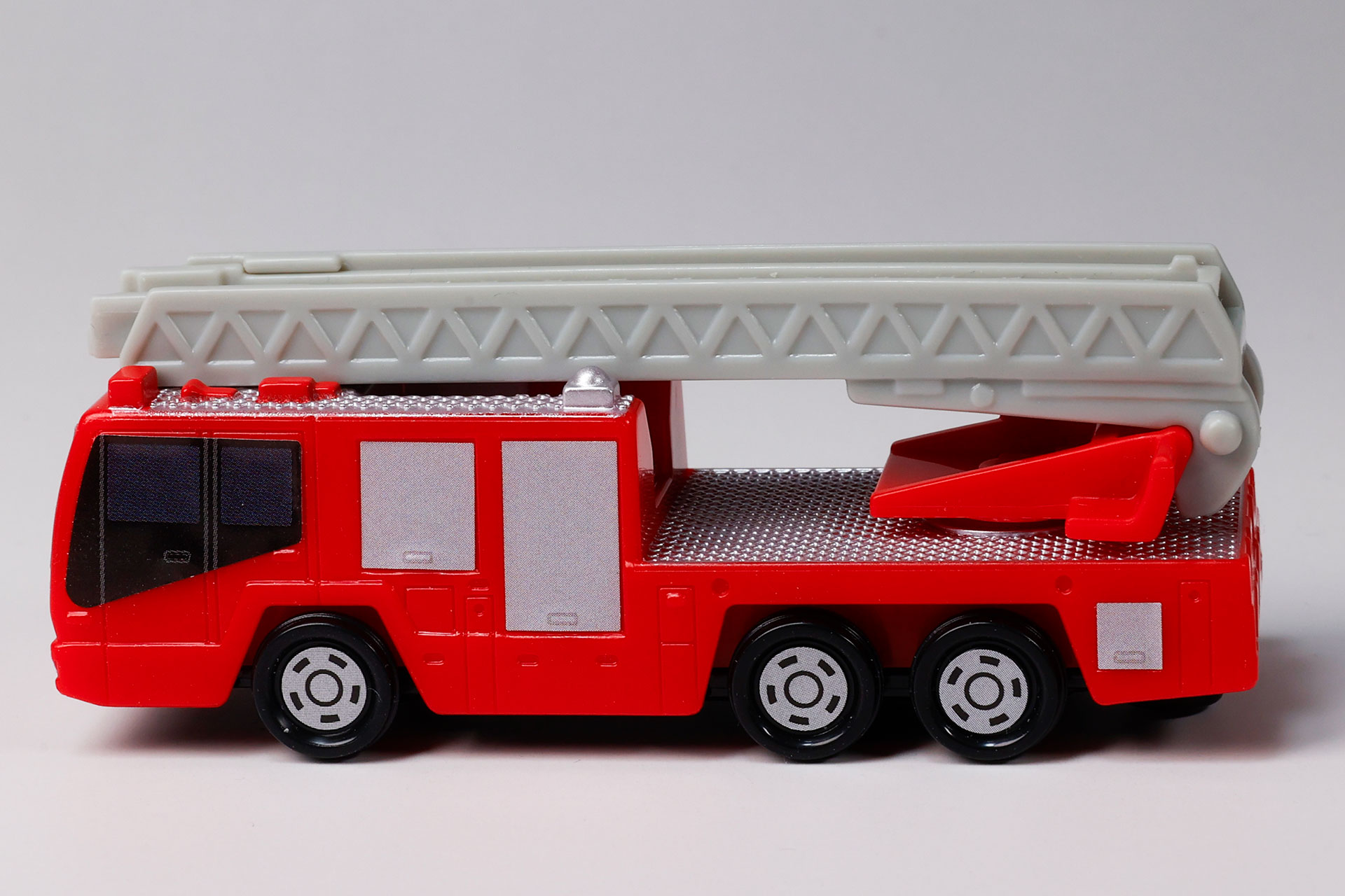 前後でタイヤの数が異なっているところも特徴である