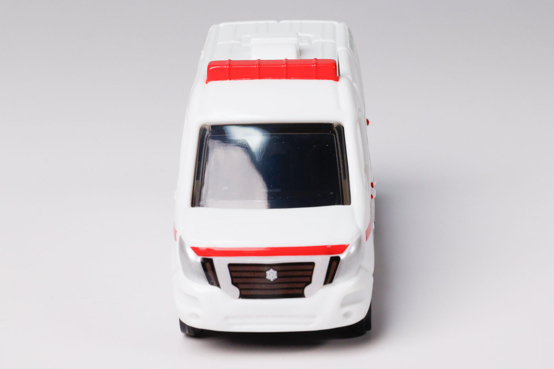 日産のEV救急車をモチーフにしたおもちゃ