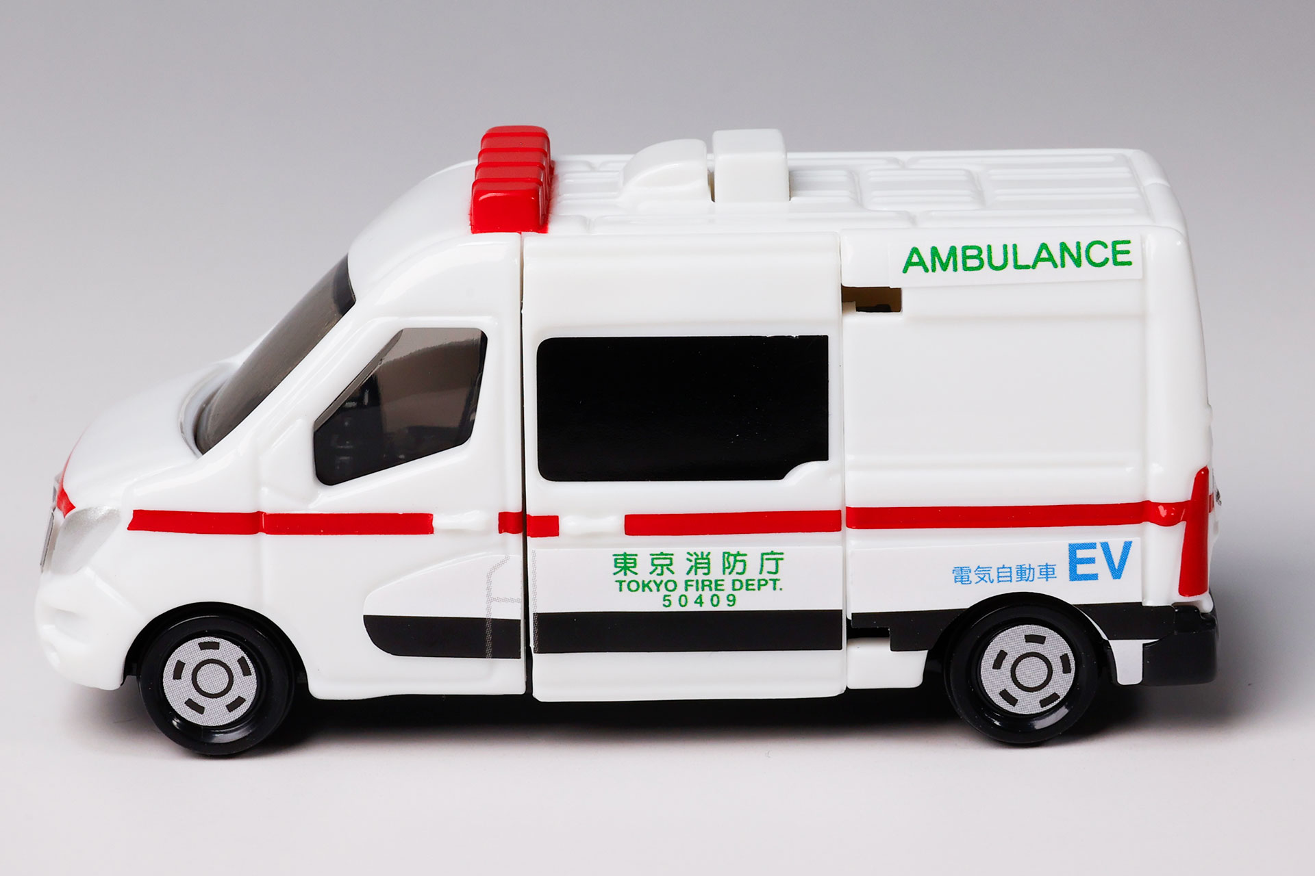 上部のサイレンなど救急車らしい特徴を備えている