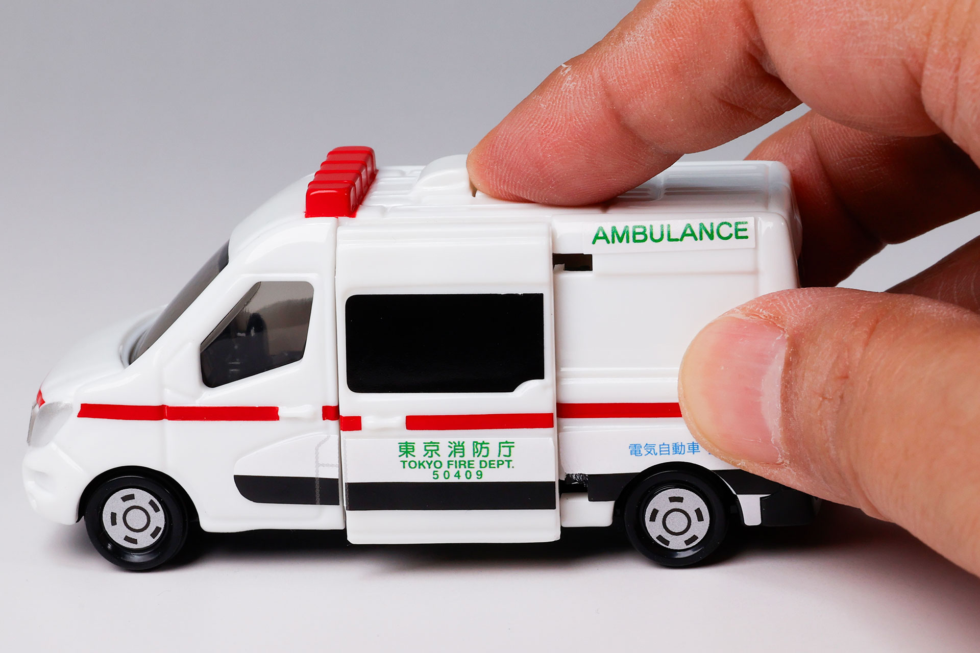 屋根の部分にボタンがあり、そちらを押すと扉が開く