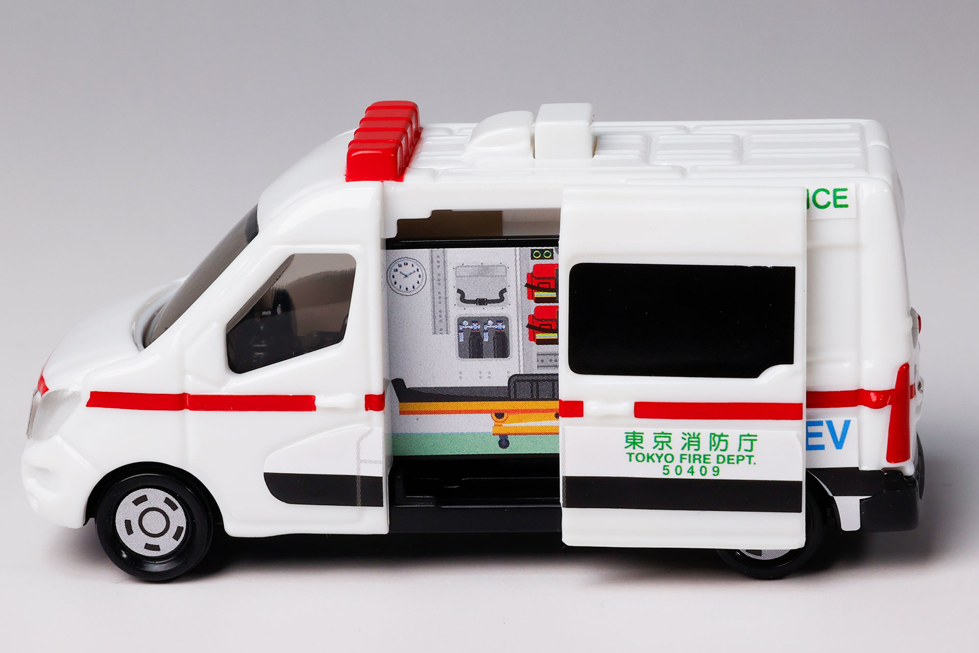 扉はスライド式で開くことが可能だ