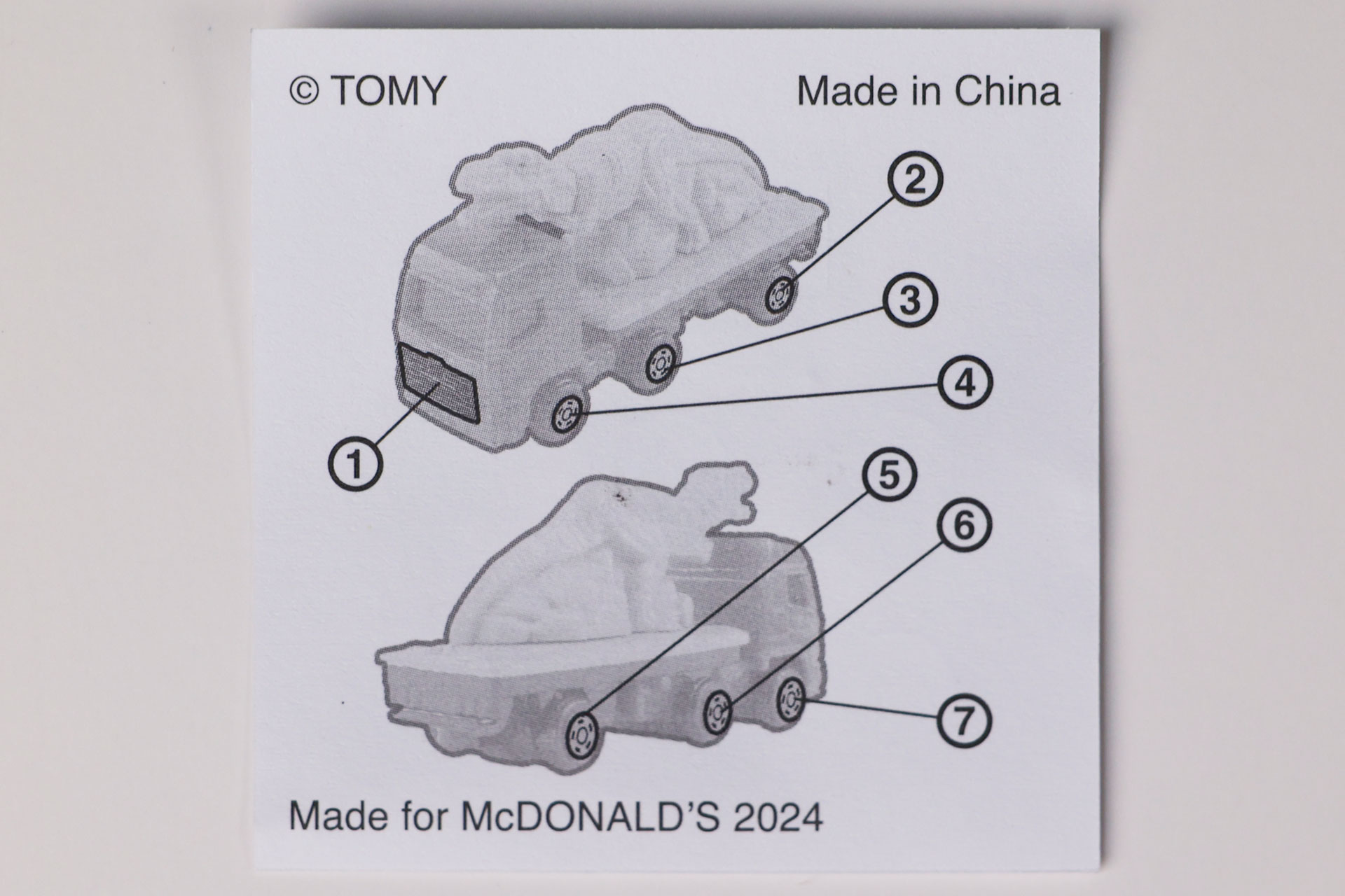 シール自体はタイヤと前面部分とシンプルなため、簡単に貼ることができる