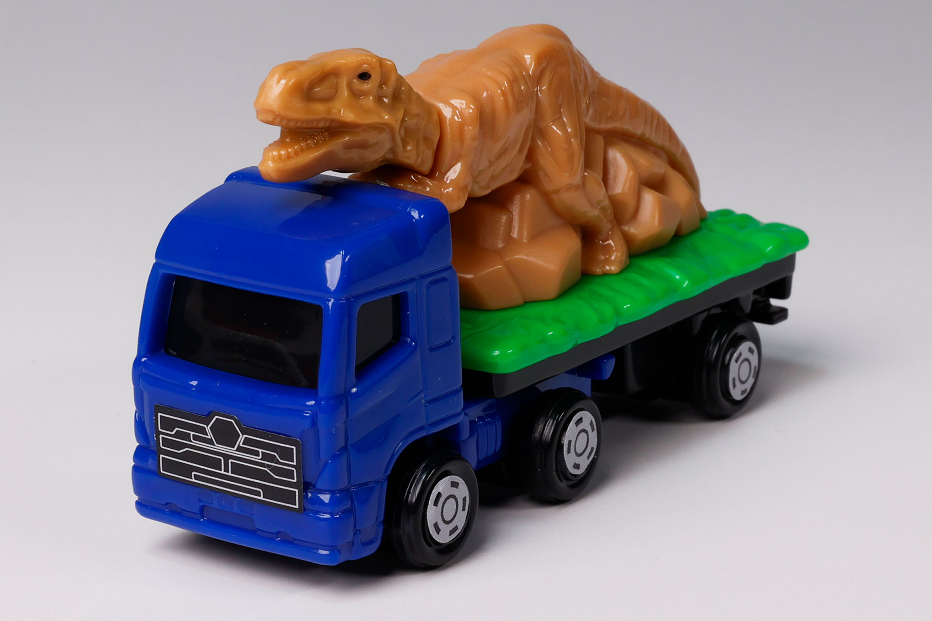 トラック自体もブルーを基調にしたカッコイイ車両になっている