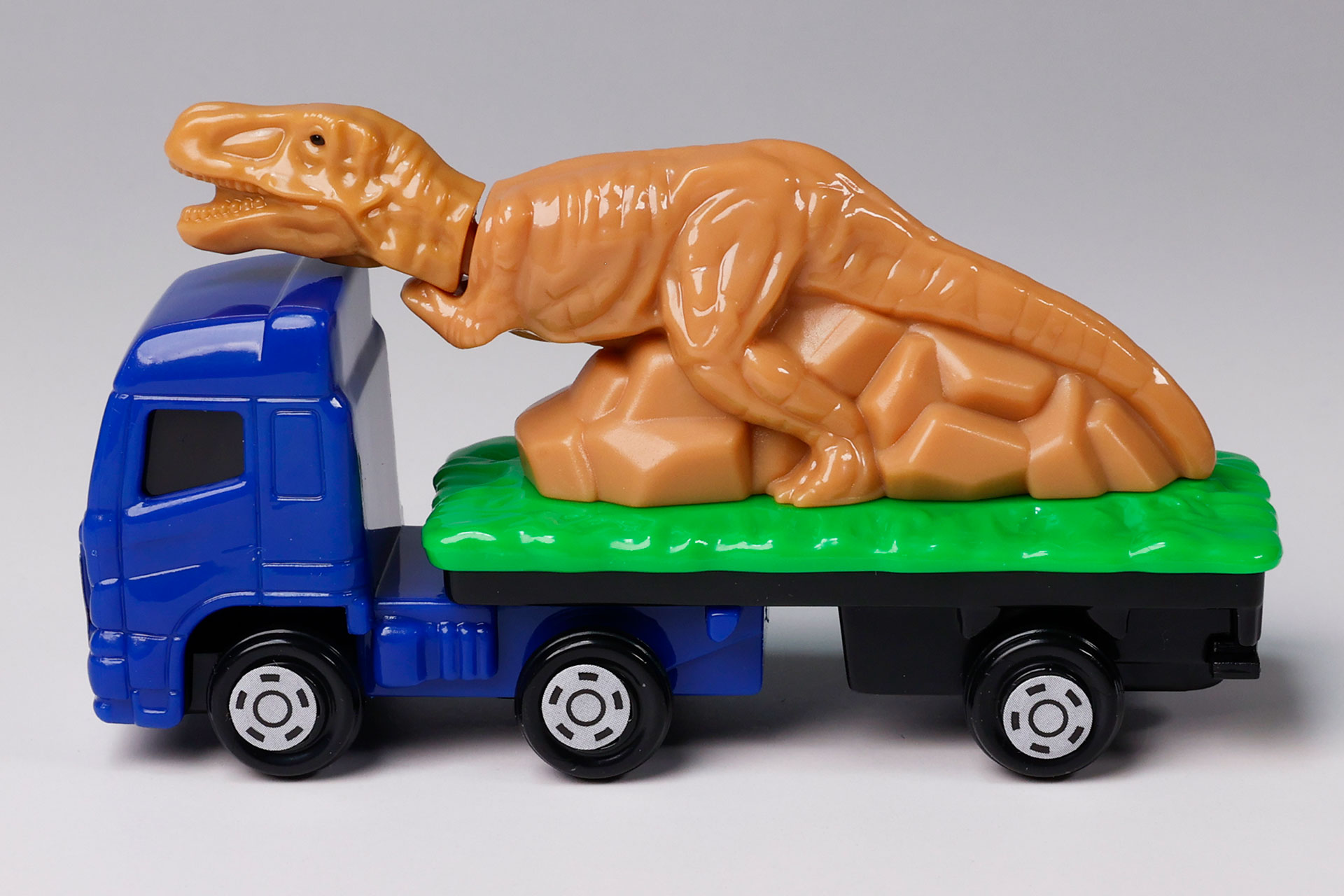 ティラノサウルスの体は、岩と一体化したような形だ