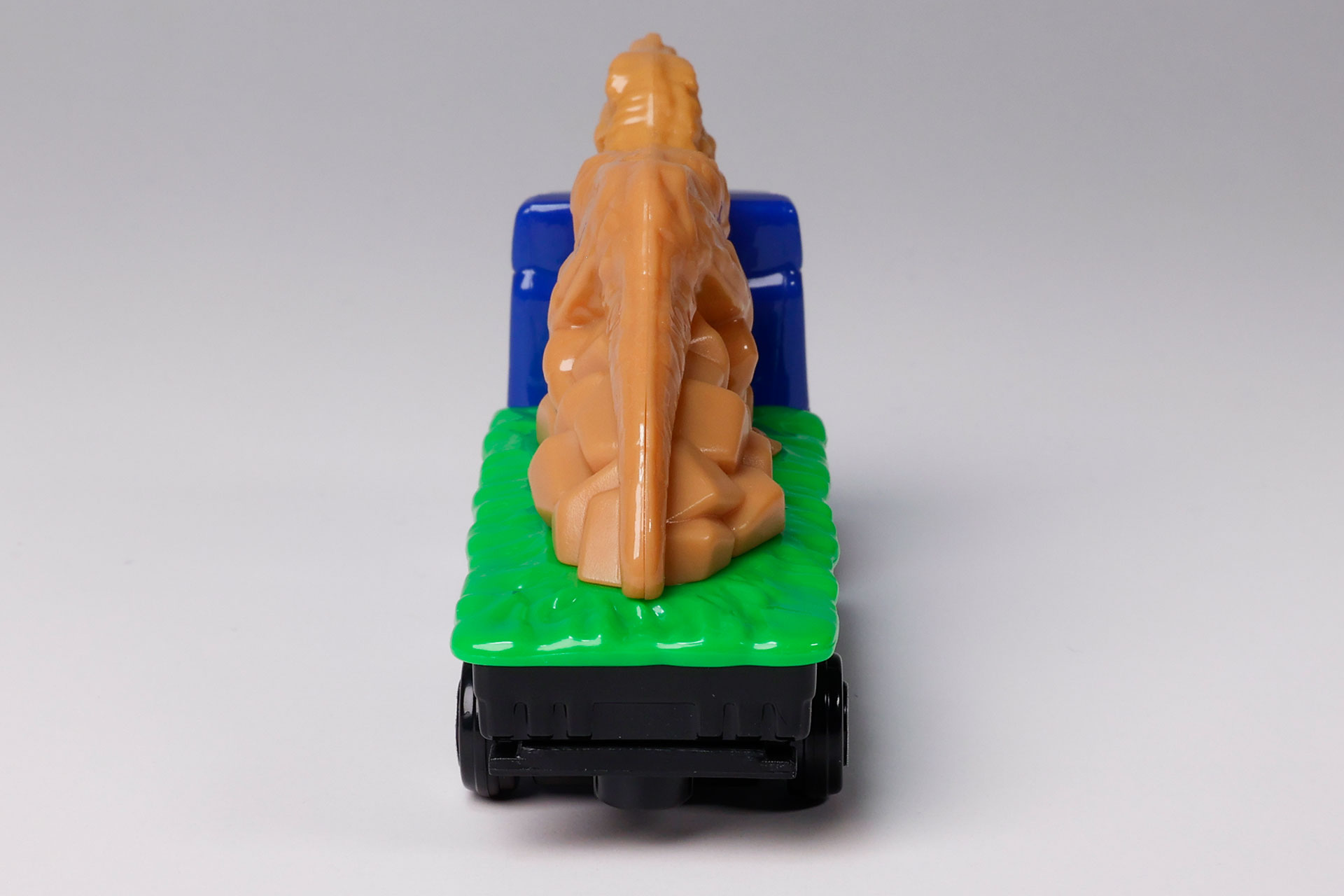 恐竜と一緒に草原をイメージしたようなものも再現されている