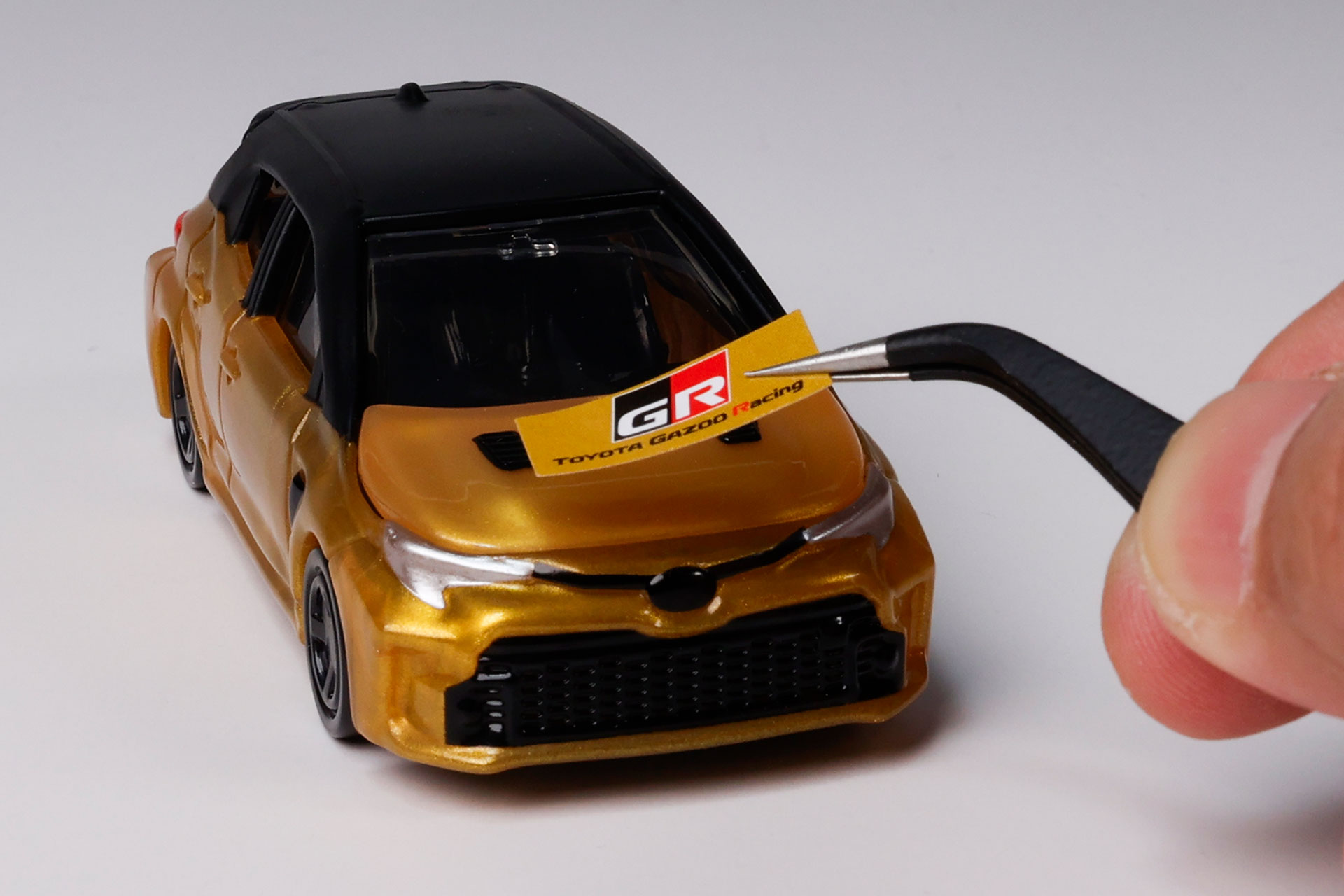 まずはシールを車に貼っていこう