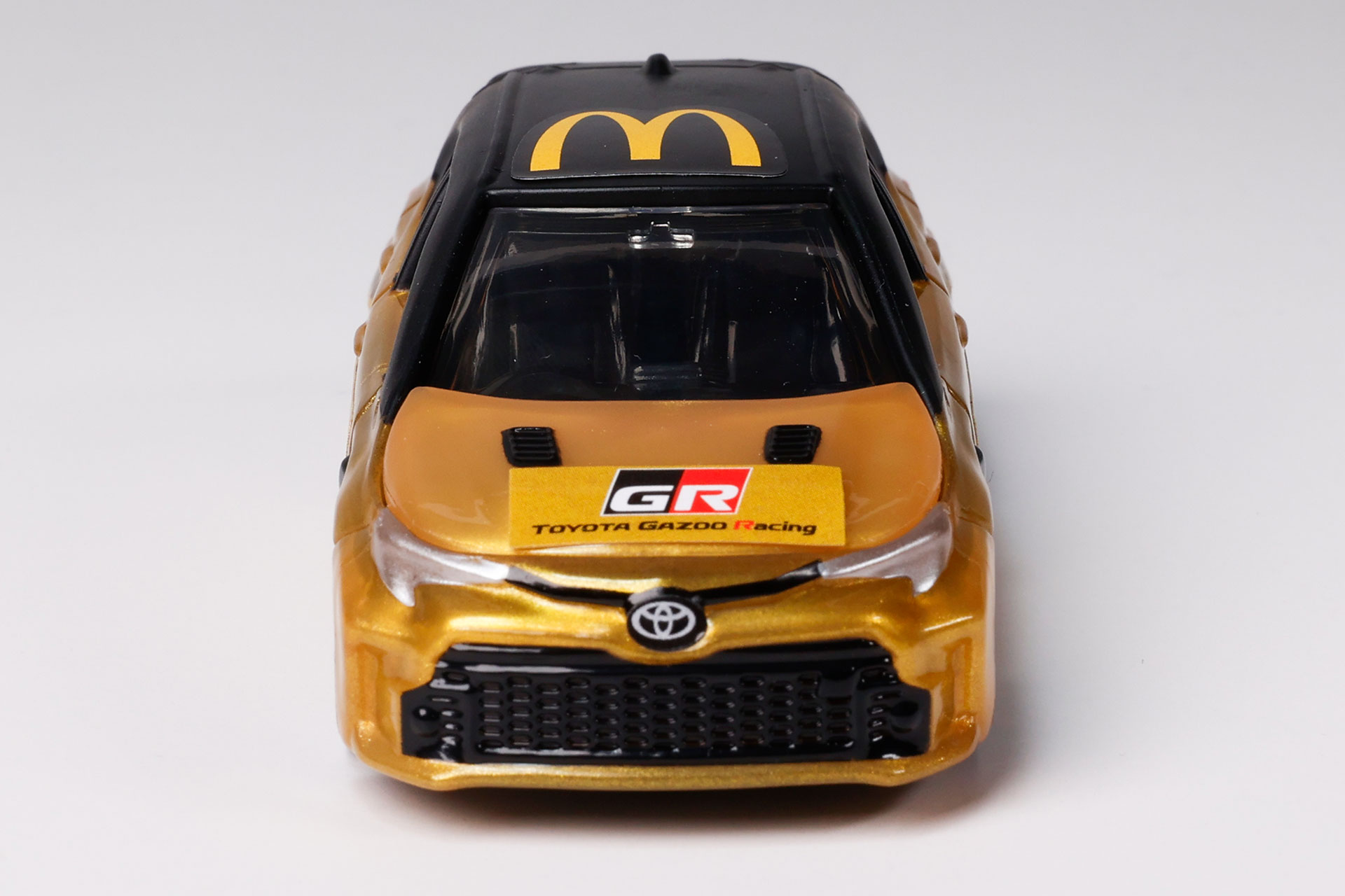 トヨタのエンブレムなどもシールで再現したものだ