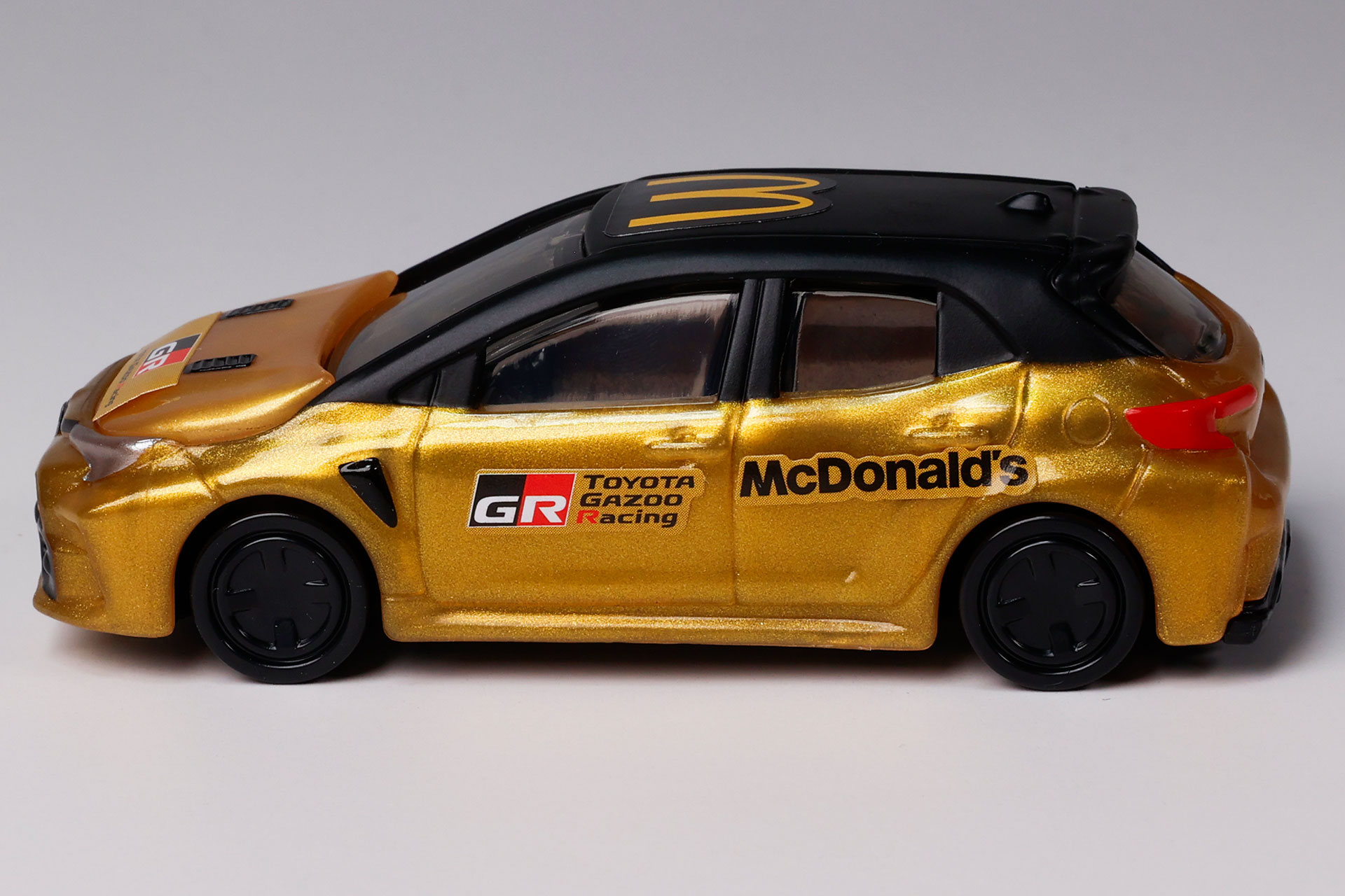 煌びやかなゴールドのボディとブラックのツートンカラーがクール