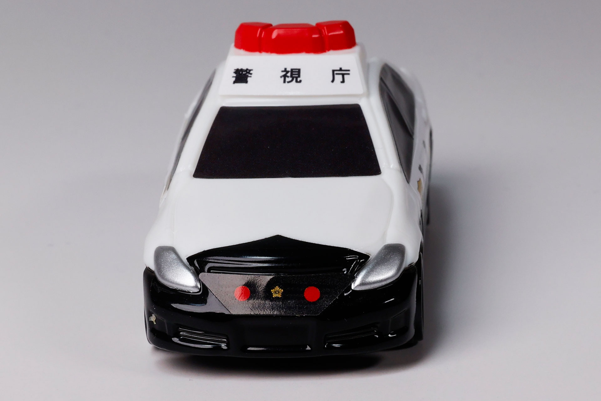 前面から見てもわかる「警視庁」の文字！